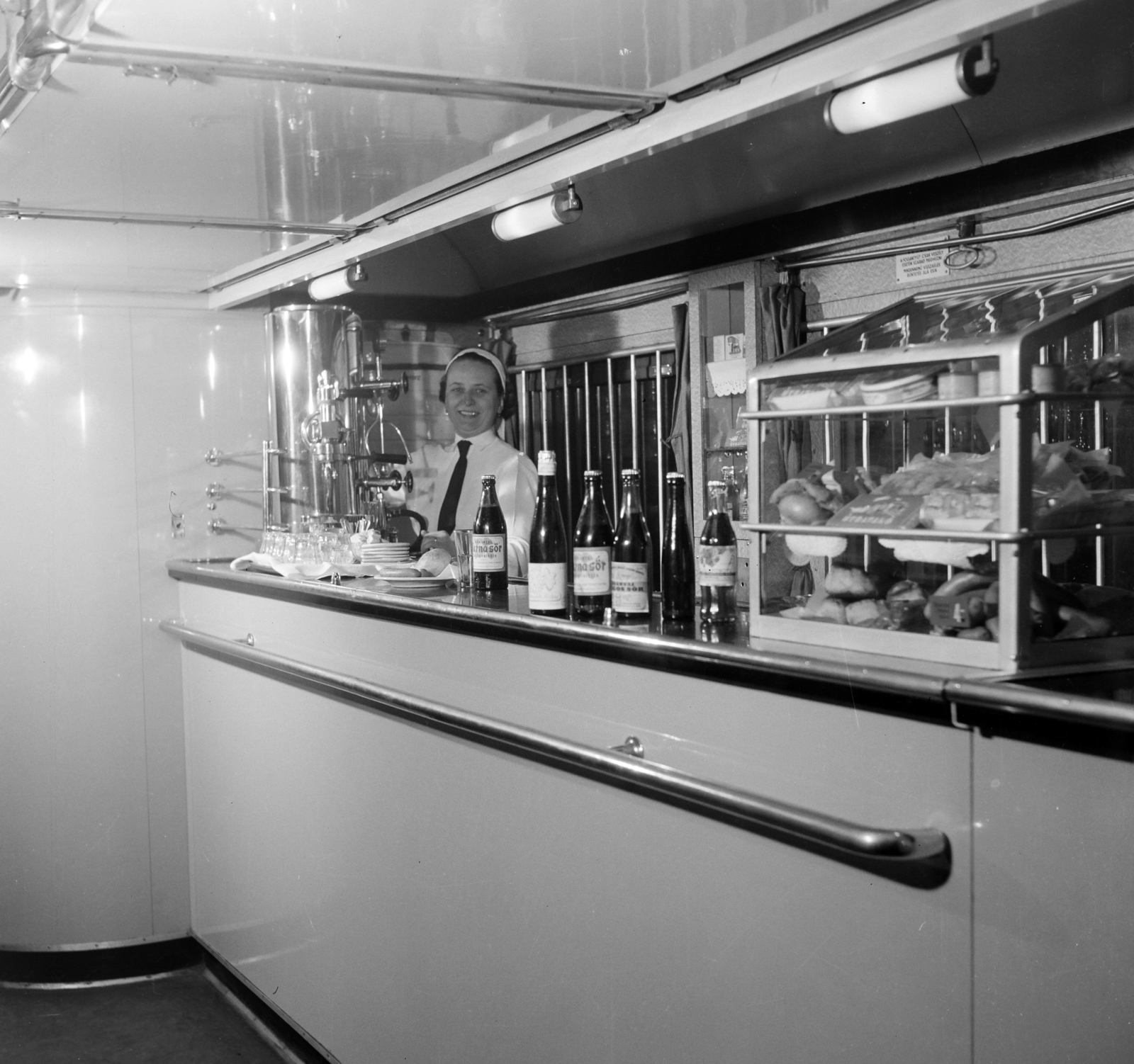 Hungary, Budapest VI., Teréz (Lenin) körút, Nyugati pályaudvar, Utasellátó étkezőkocsi., 1960, Bauer Sándor, Budapest, buffet car, Fortepan #126756