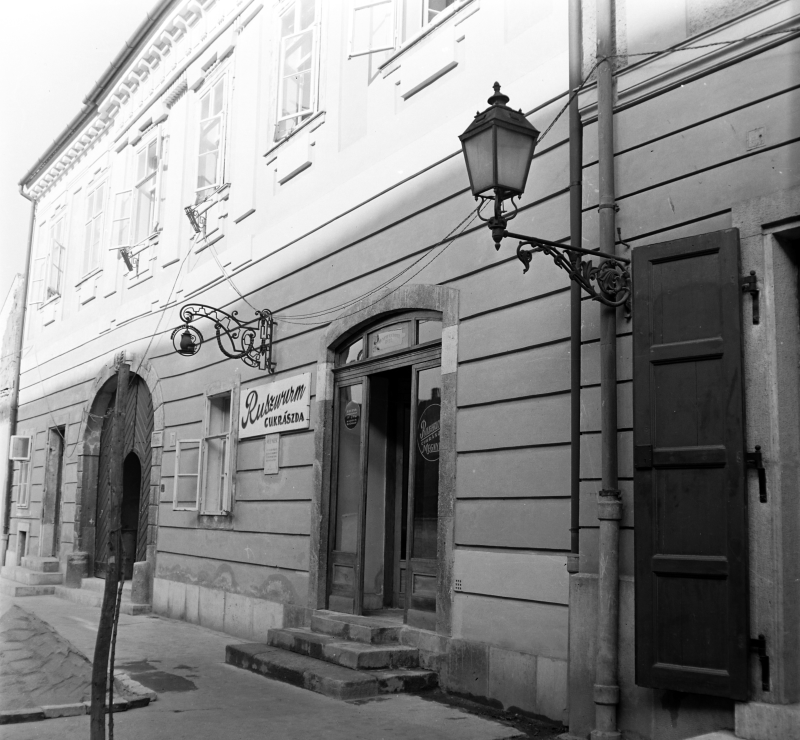 Hungary, Budapest I., Szentháromság utca 7., Ruszwurm cukrászda., 1960, Bauer Sándor, pastry shop, Budapest, photo aspect ratio: square, Fortepan #126764