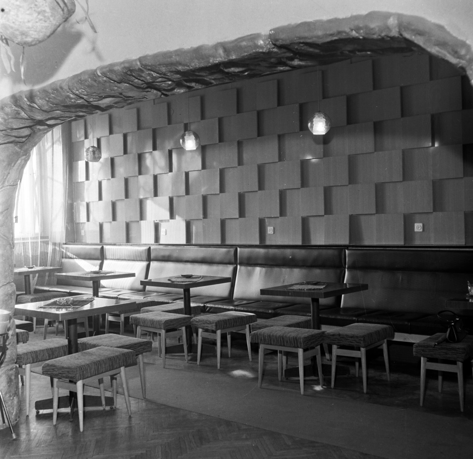 Magyarország, Gyöngyös, Fő tér 7., Kékes étterem., 1967, Bauer Sándor, eszpresszó, képarány: négyzetes, Fortepan #126766