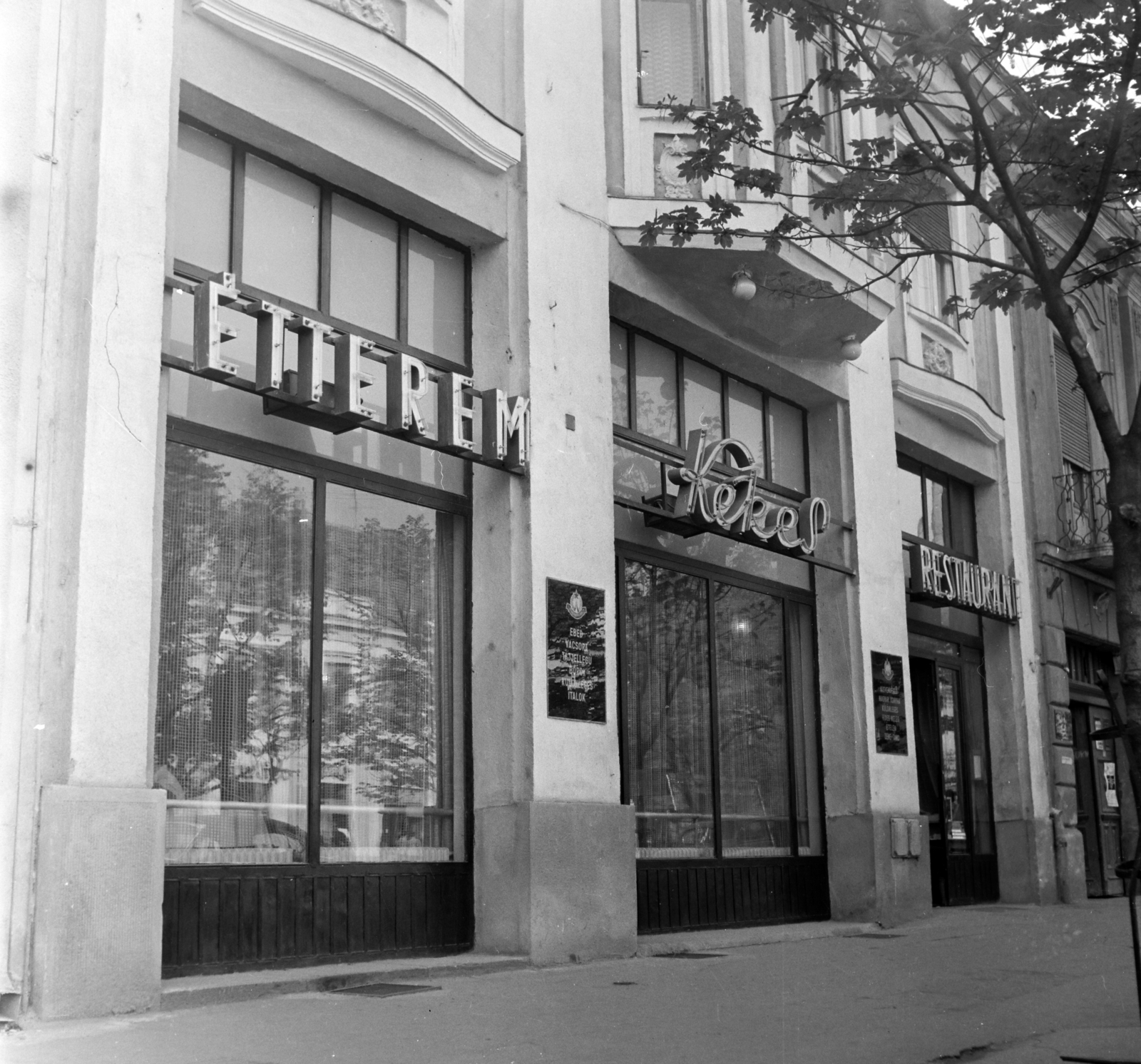 Hungary, Gyöngyös, Fő tér 7., Kékes étterem., 1975, Bauer Sándor, neon sign, photo aspect ratio: square, Fortepan #126767