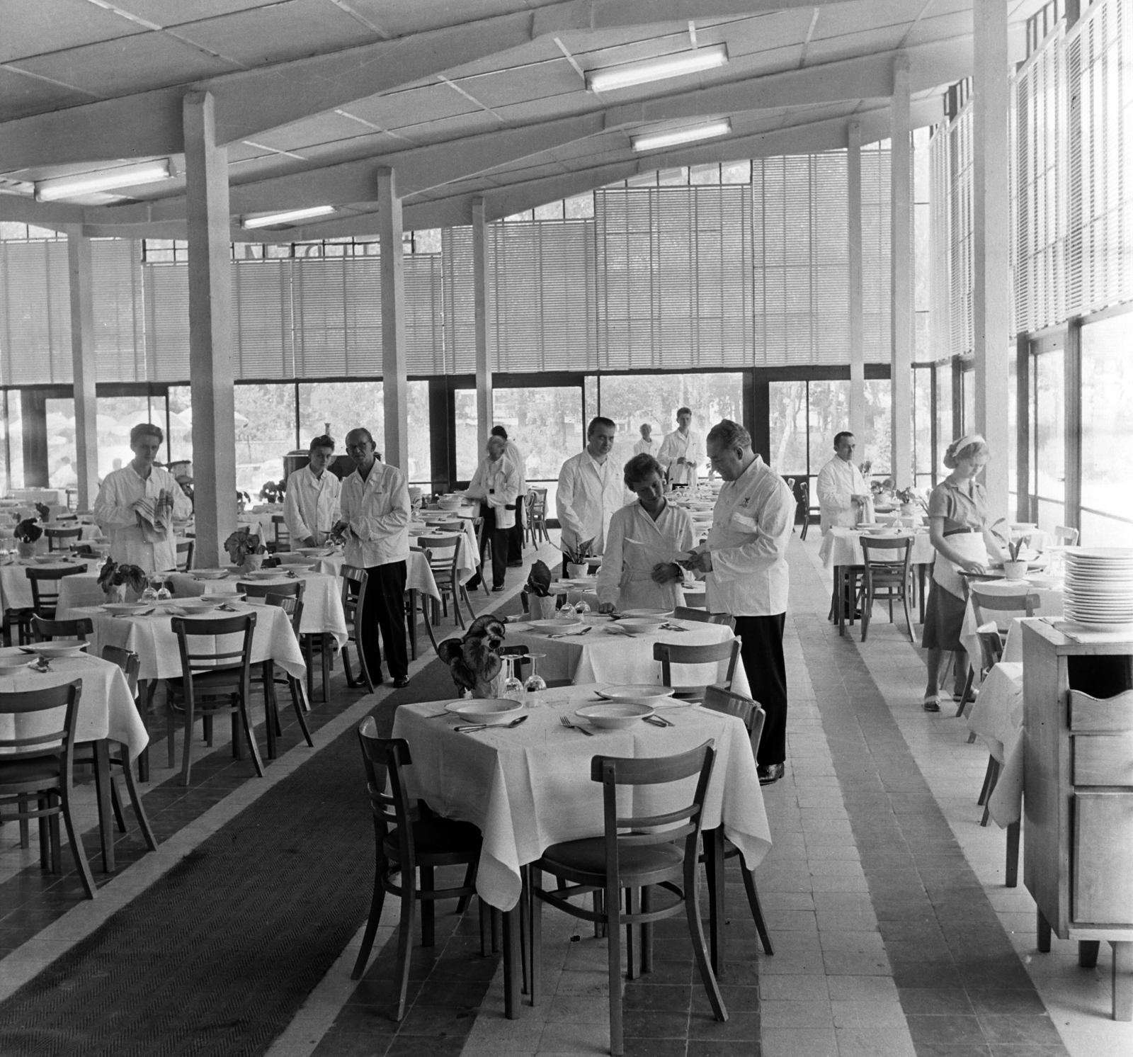 Hungary, Balatonföldvár, Motel étterem., 1965, Bauer Sándor, restaurant, waiter, Fortepan #126777