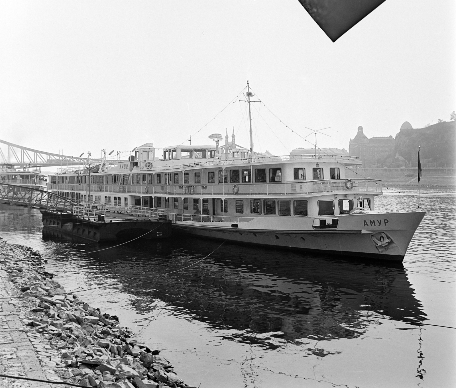 Hungary, Budapest V., Belgrád rakpart, a szovjet Amur szállodahajó a MAHART nemzetközi hajóállomásán, háttérben a Szabadság híd és a Szent Gellért tér., 1978, Bauer Sándor, Amur ship, Budapest, Cyrillic alphabet, Fortepan #126789