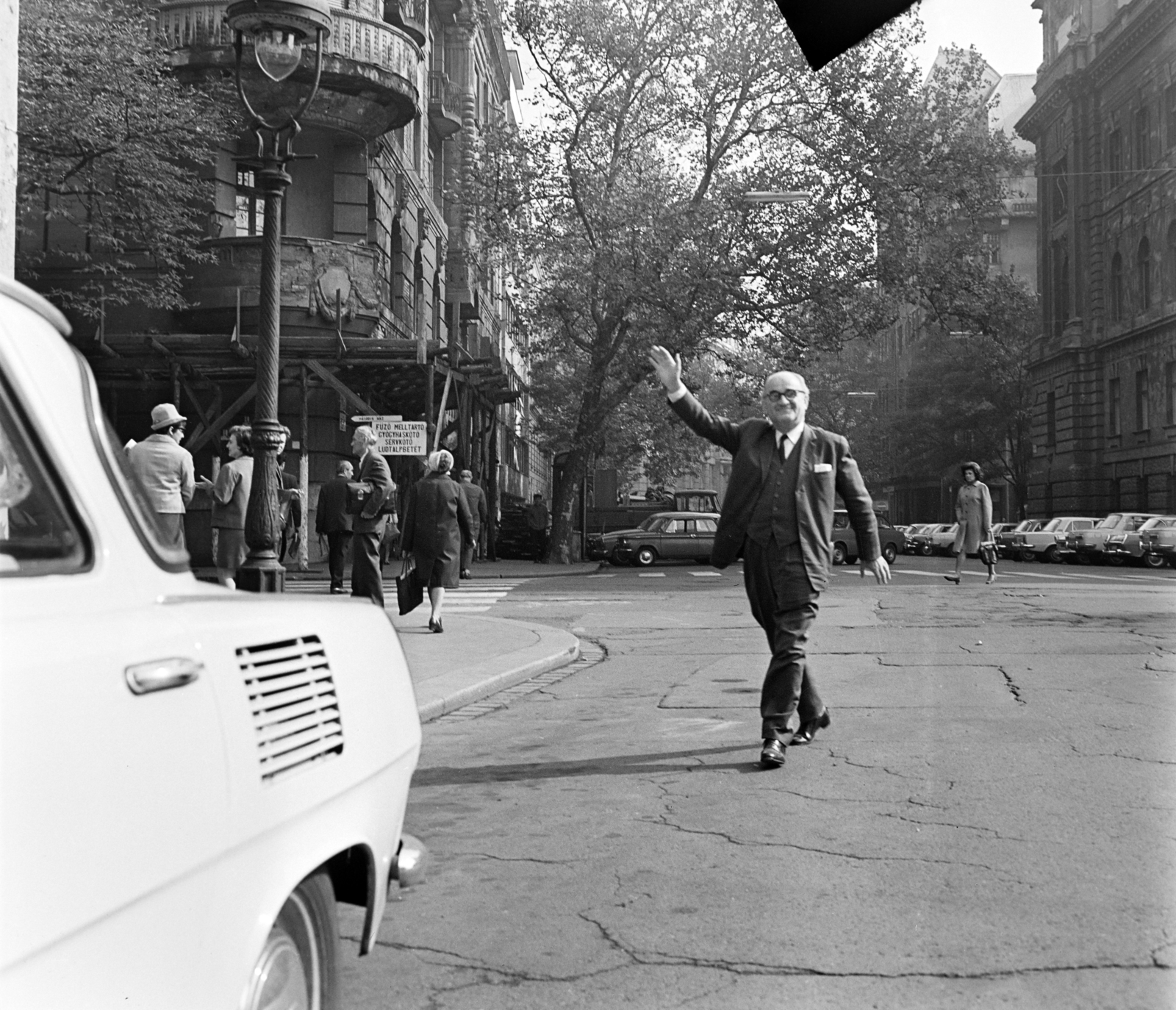 Hungary, Budapest V., Kossuth Lajos tér, balra a Falk Miksa (Néphadsereg) utca, szemben a Szalay utca., 1970, Bauer Sándor, Budapest, gesture, Fortepan #126794