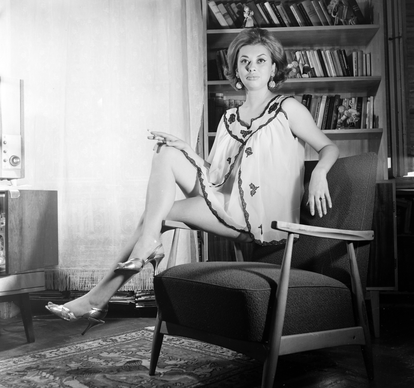 1969, Bauer Sándor, sitting on the armrest of a chair, Fortepan #126825