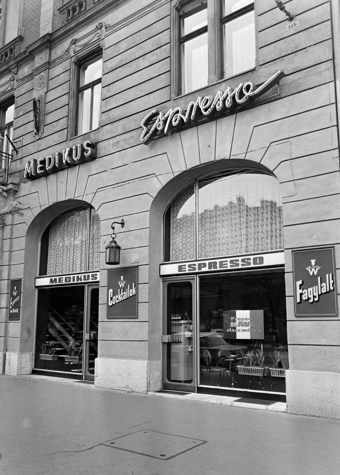 Magyarország, Budapest IX., Üllői út 89/c, Medikus eszpresszó., 1971, Bauer Sándor, neon felirat, Budapest, Fortepan #126831