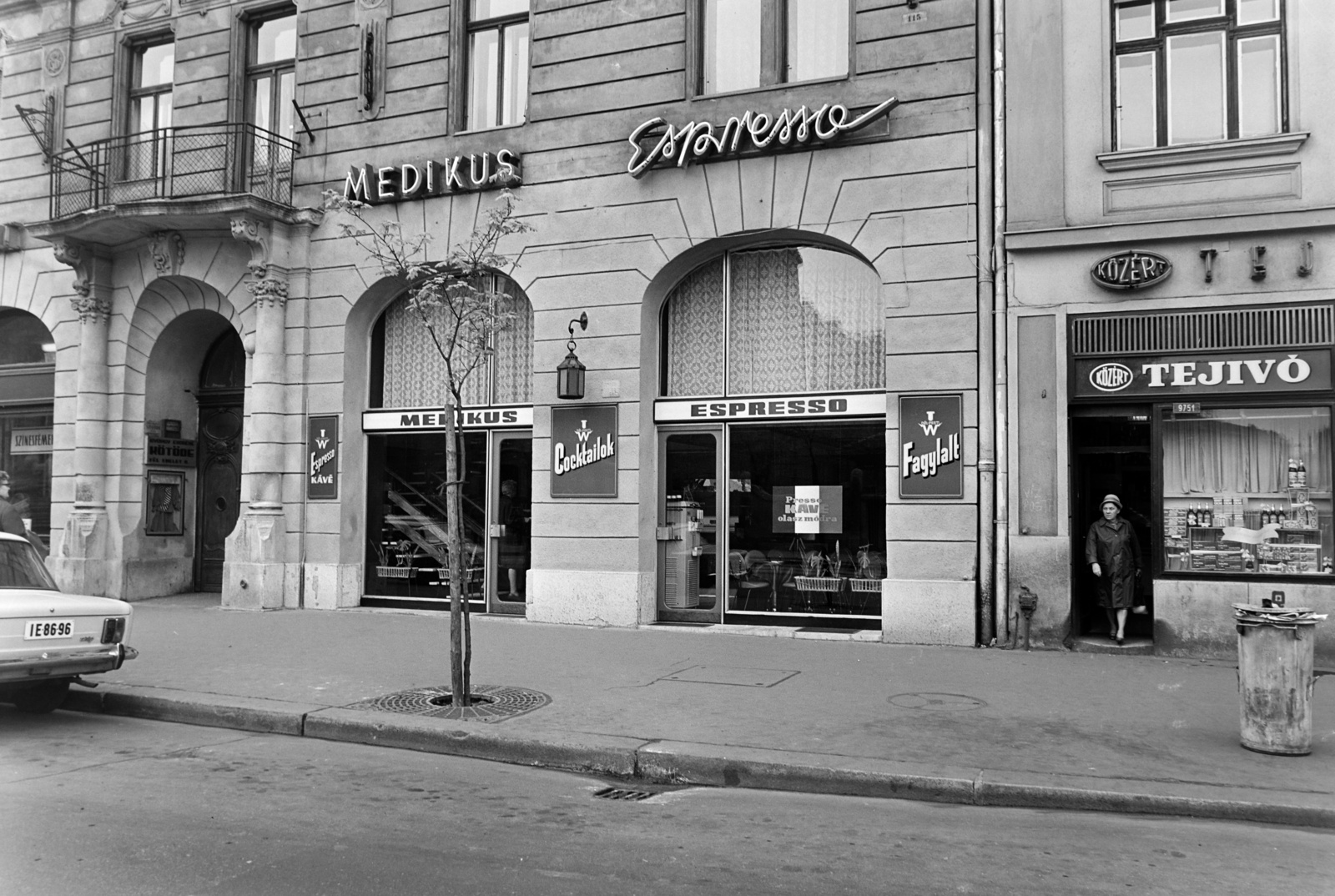 Hungary, Budapest IX., Üllői út 89/c, Medikus eszpresszó., 1971, Bauer Sándor, milk bar, neon sign, Budapest, Fortepan #126832