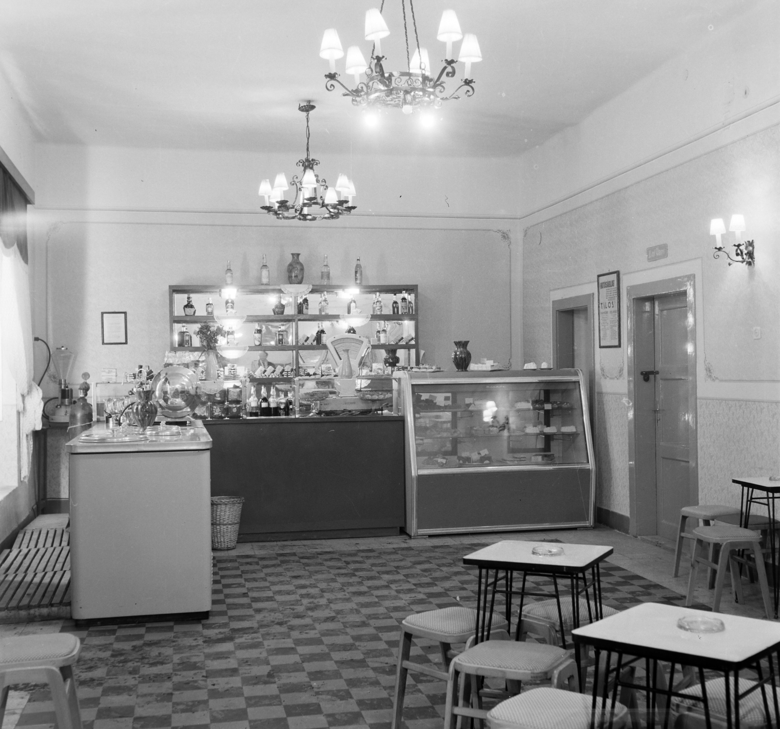 Hungary, Salgótarján, Zagyvaróna (ekkor önálló, ma a város része), cukrászda., 1960, Bauer Sándor, pastry shop, chandelier, espresso, kitchen stool, Fortepan #126844