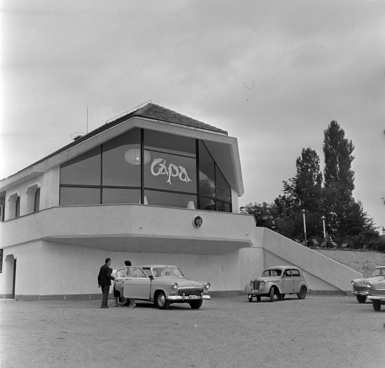 Magyarország,Velencei-tó, Velence, Cápa étterem (Makovecz Imre, 1962.)., 1968, Bauer Sándor, étterem, GAZ M21 Volga, Renault Juvaquatre, Moszkvics-márka, Fortepan #126847