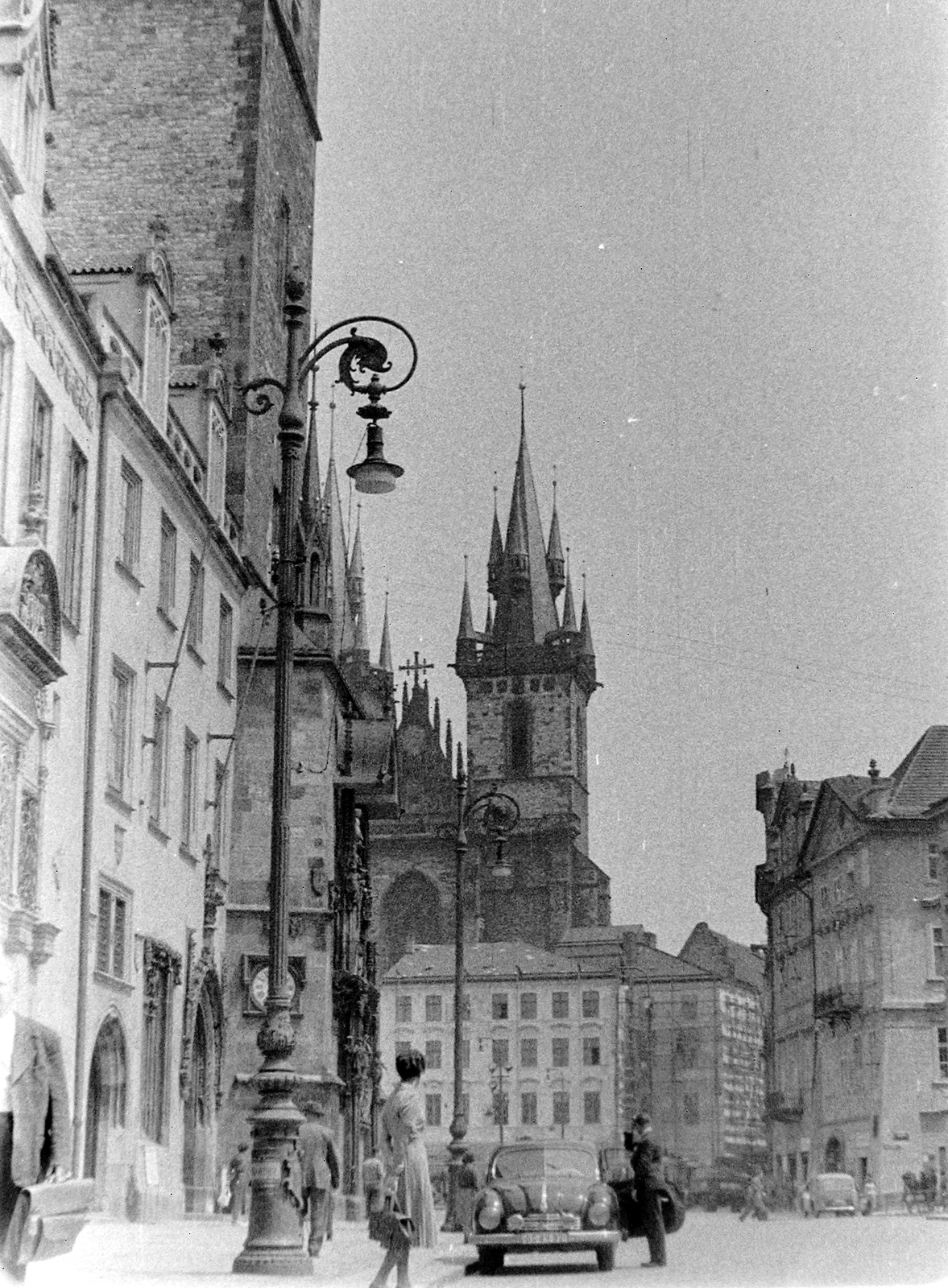 Czech Republik, Prague, balra az Orloj, szemben az Óváros tér (Staromestske namesti) és a Tyn templom., 1955, Szent-tamási Mihály, Czechoslovakia, church, Tatra-brand, basilica, lamp post, Catholic Church, gothic, astronomical clock, Peter Parler-design, Matthias of Arras-design, Mikuláš of Kadaň-design, Jan Šindel-design, Fortepan #12686