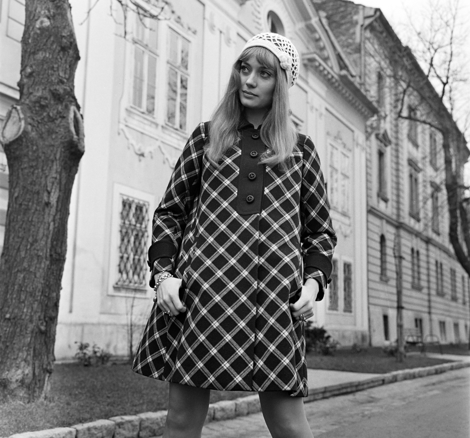 Hungary, Budapest I., Tóth Árpád sétány, Schmidt Bea manöken, háttérben a 33. számú ház (Forgách palota)., 1970, Bauer Sándor, fashion, Budapest, Fortepan #126878