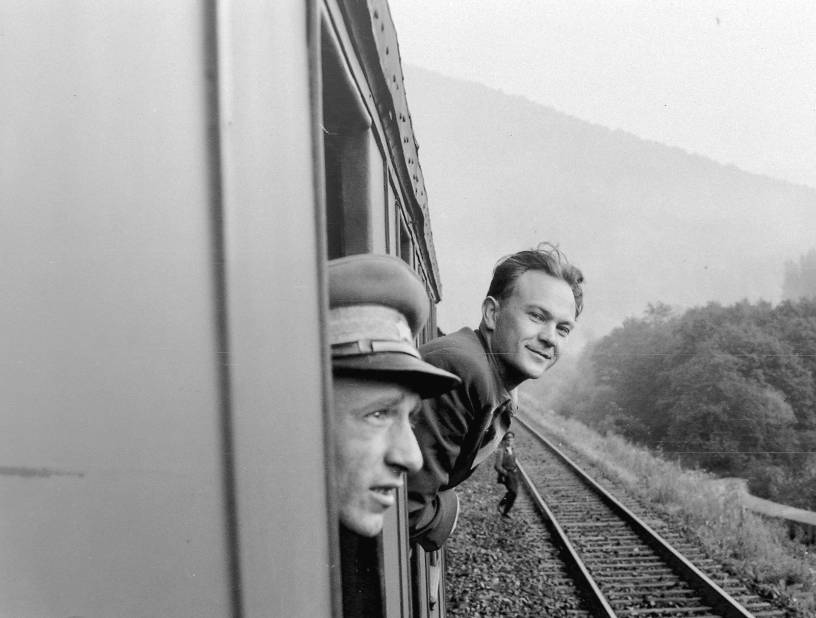 Románia, 1954, Szent-tamási Mihály, férfi, tányérsapka, ablakon kihajolni, vonat, Fortepan #12688