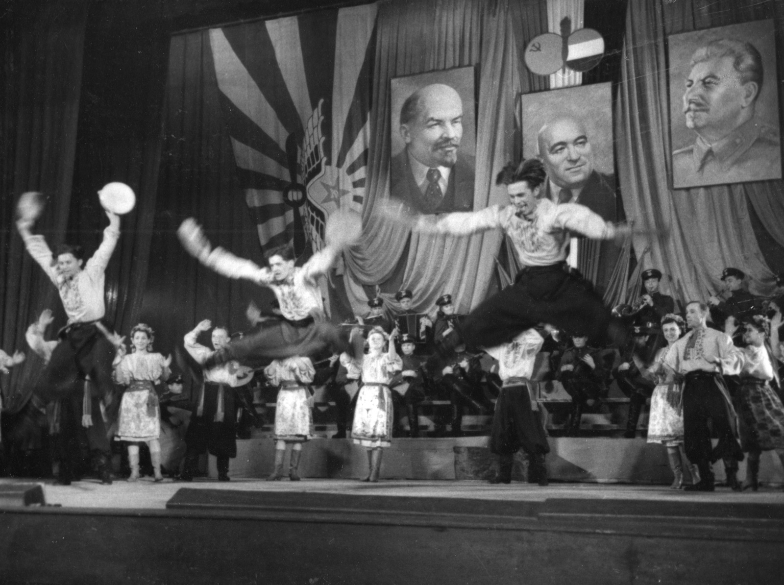 Hungary, Budapest, a Szovjet Légierők Művészegyüttesének előadása., 1950, Bauer Sándor, dance, Lenin-portrayal, Mátyás Rákosi-portrayal, Joseph Stalin portrayal, flag, feat, stage, Fortepan #126893