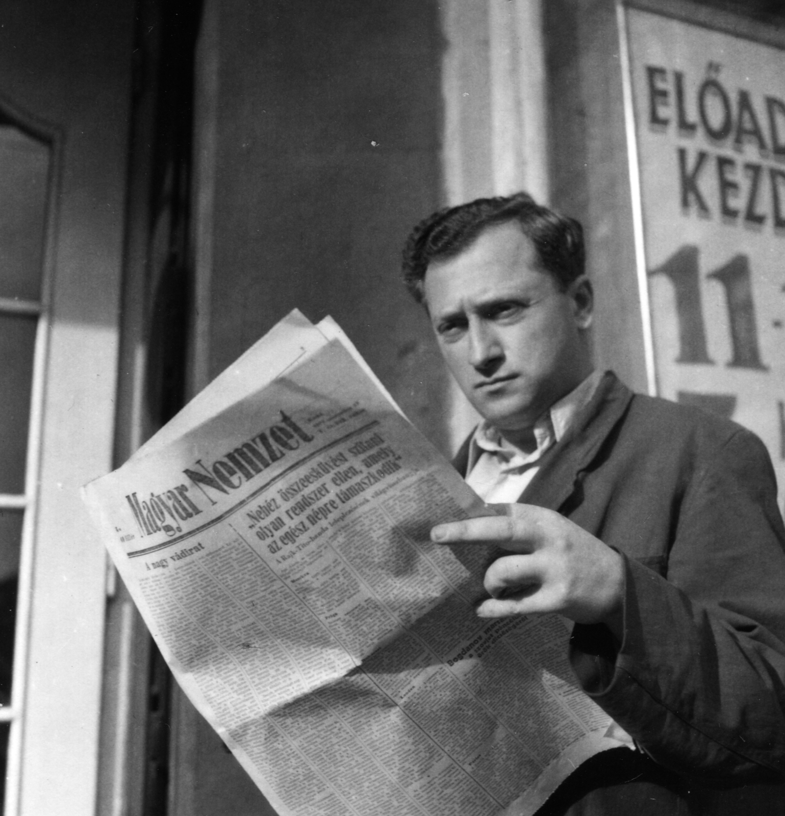 Hungary, Budapest VII., a felvétel az Erzsébet körút 8. számú ház, a Bástya mozi előtt készült., 1949, Bauer Sándor, reading, newspaper, Budapest, movie theater, Fortepan #126899