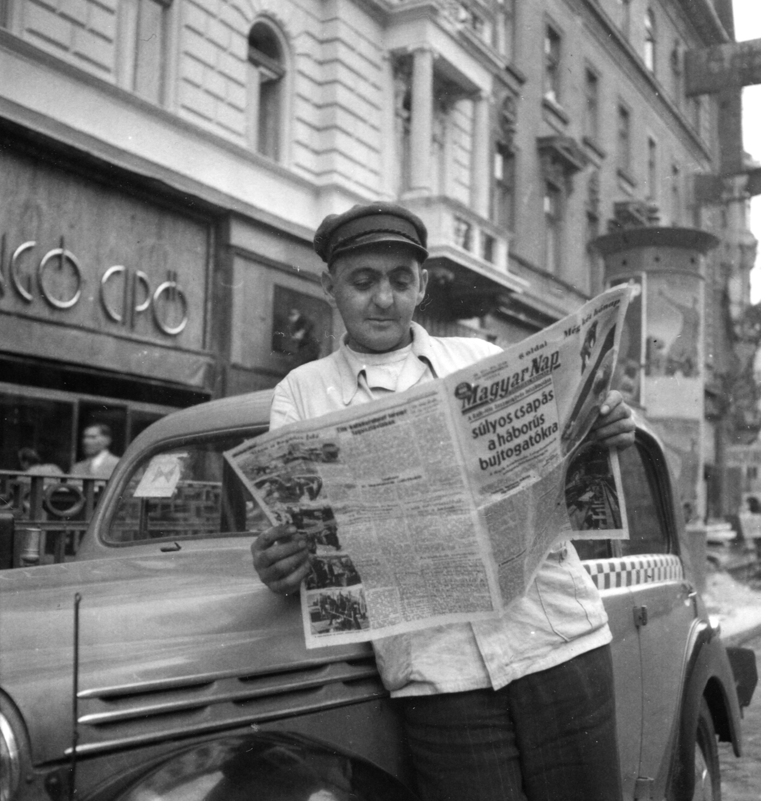 Hungary, Budapest VII., a felvétel az Erzsébet körút 2. számú ház előtt készült., 1949, Bauer Sándor, reading, taxicab, Renault-brand, ad pillar, newspaper, untitled, shoe store, Budapest, Magyar Nap newspaper, Fortepan #126902