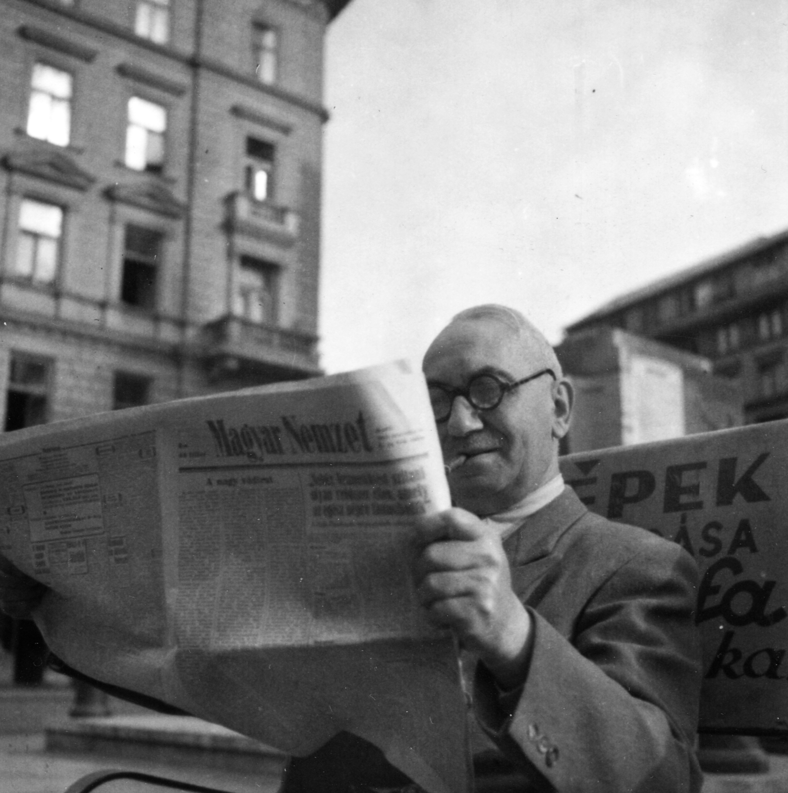 Magyarország, Budapest VII., a felvétel az Erzsébet körút 8. számú ház előtt készült. Háttérben balra a Kertész (Nagyatádi Szabó) utca - Dohány utca - Erzsébet körút közötti háztömb., 1949, Bauer Sándor, olvasás, újság, Budapest, Magyar Nemzet, dohányzás, Fortepan #126903