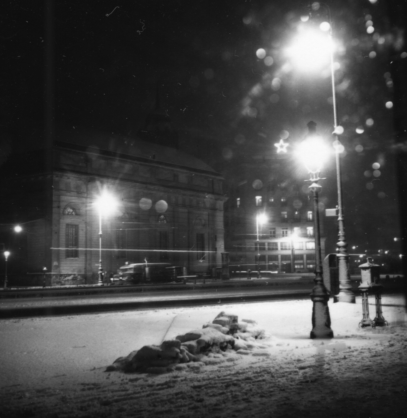 Hungary, Budapest V.,Budapest VII., Károly (Tanács) körút a Deák Ferenc tér és az Erzsébet (Engels) tér felé nézve, a háttérben a Deák téri evangélikus templom és a Budapesti Rendőr-főkapitányság., 1949, Bauer Sándor, bus, Budapest, snow, street lamp, night, winter, Fortepan #126910