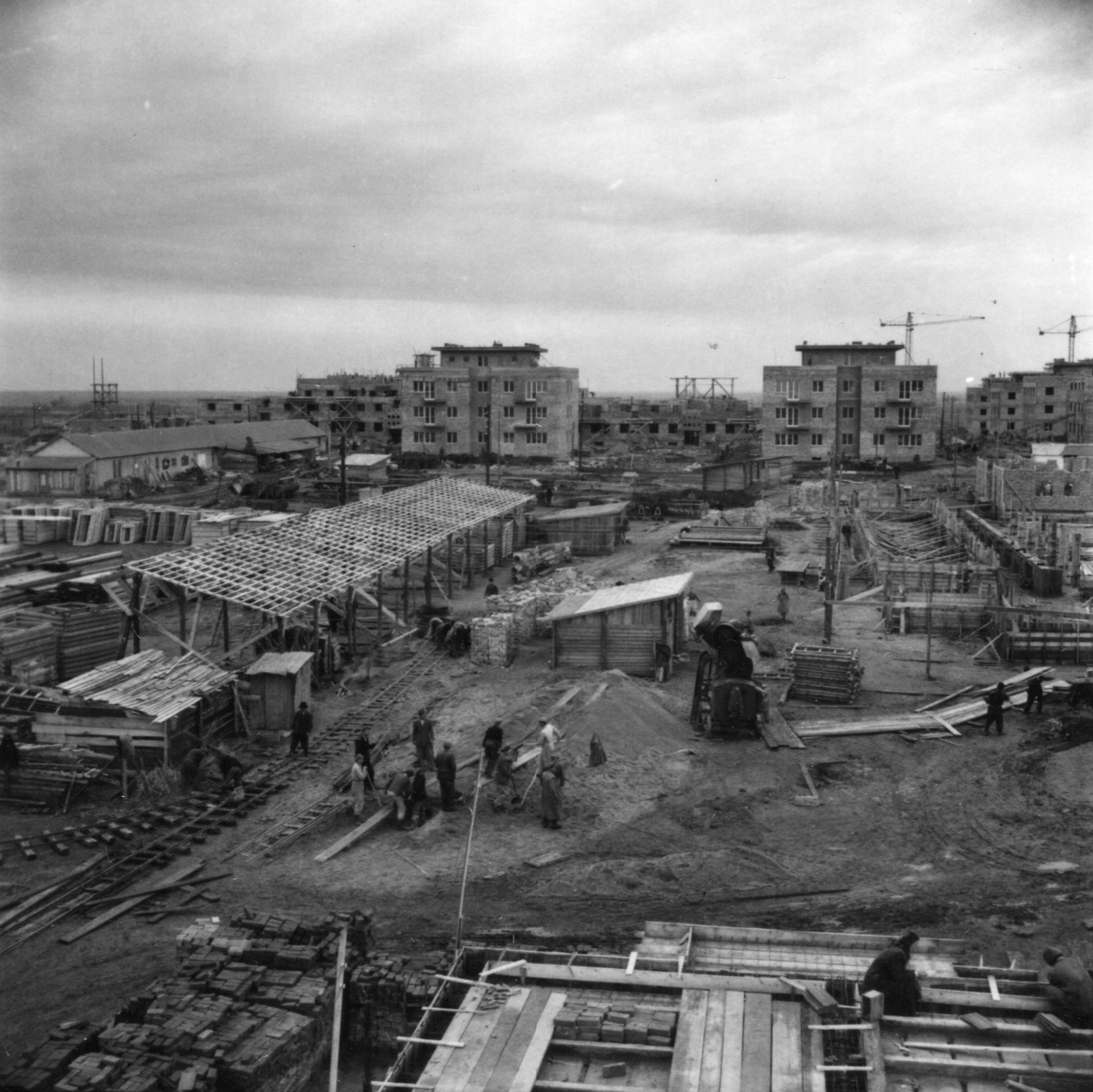 Hungary, Dunaújváros, (Dunapentele), Görbe utca, szemben a Május 1. utca házai, jobbra a Vasvári Pál Általános Iskola építkezése., 1950, Bauer Sándor, construction, Fortepan #126916