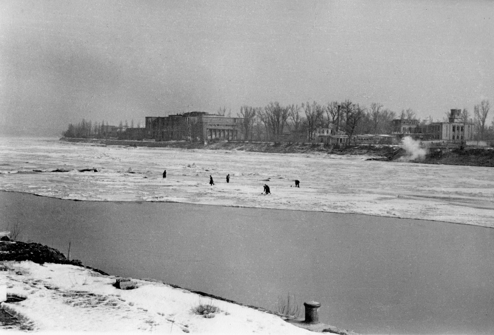 Hungary, Budapest II., a Margitsziget a Margit híd budai hídfőjétől nézve, balra a Hajós Alfréd Nemzeti Sportuszoda, jobbra a Magyar Athlétikai Club romos klubháza., 1947, Bauer Sándor, Budapest, ice breaking, Fortepan #126922