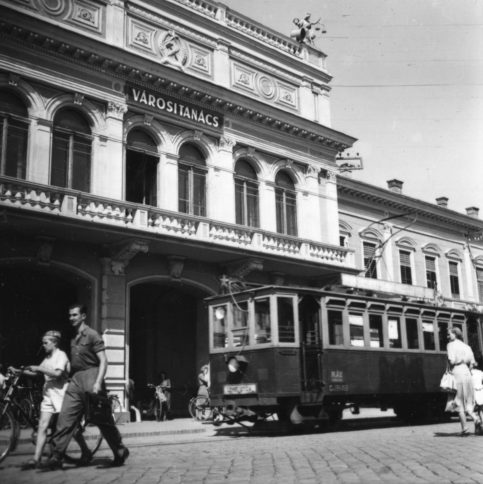 Hungary, Nyíregyháza, Kossuth tér, a villamos és az NyVKV (Nyíregyházavidéki Kisvasutak) közös pályaszakasza. a Városi Tanács (később Városháza) előtt., 1952, Bauer Sándor, bicycle, tram, Fortepan #126926