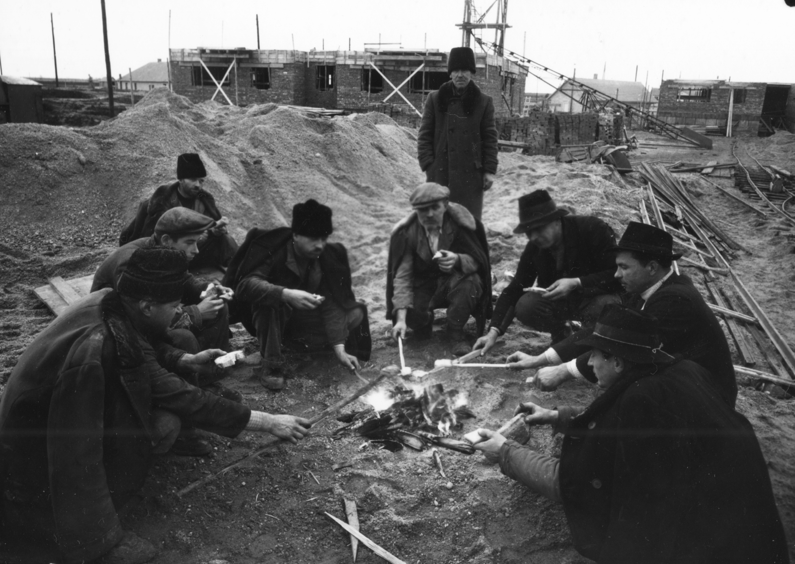Magyarország, Dunaújváros, (Dunapentele), a felvétel az Építők útja - Május 1. utca közötti házak építésekor készült., 1950, Bauer Sándor, étkezés, építkezés, szalonnasütés, Fortepan #126927