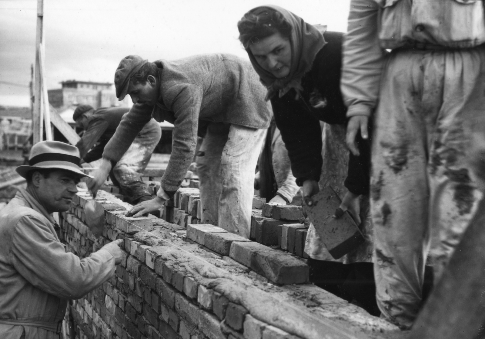 Hungary, Dunaújváros, (Dunapentele)., 1950, Bauer Sándor, construction, mason, Fortepan #126928