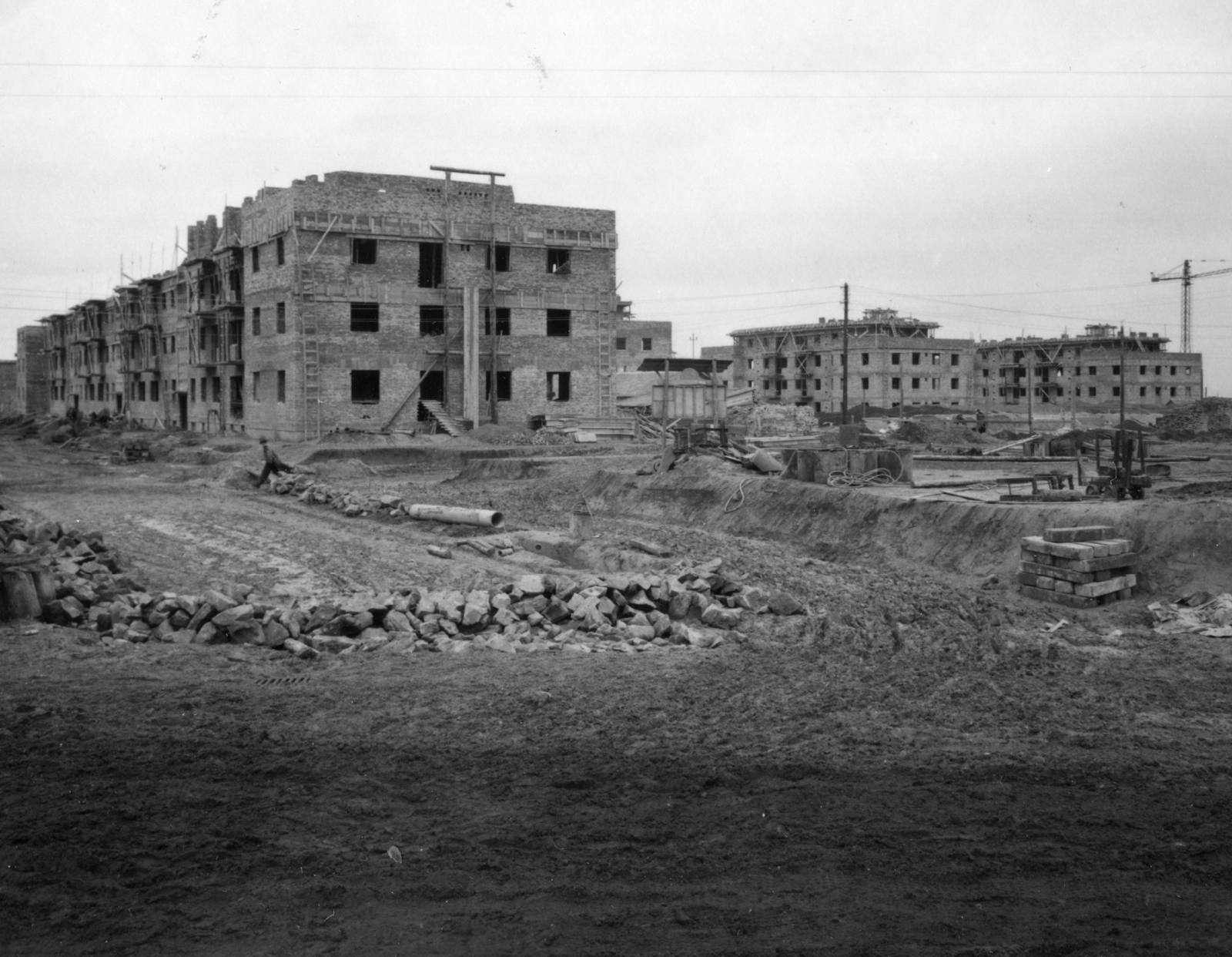 Hungary, Dunaújváros, (Dunapentele), Építők útja - Május 1. utca sarok, jobbra a József Attila utca házai., 1950, Bauer Sándor, construction, Fortepan #126934