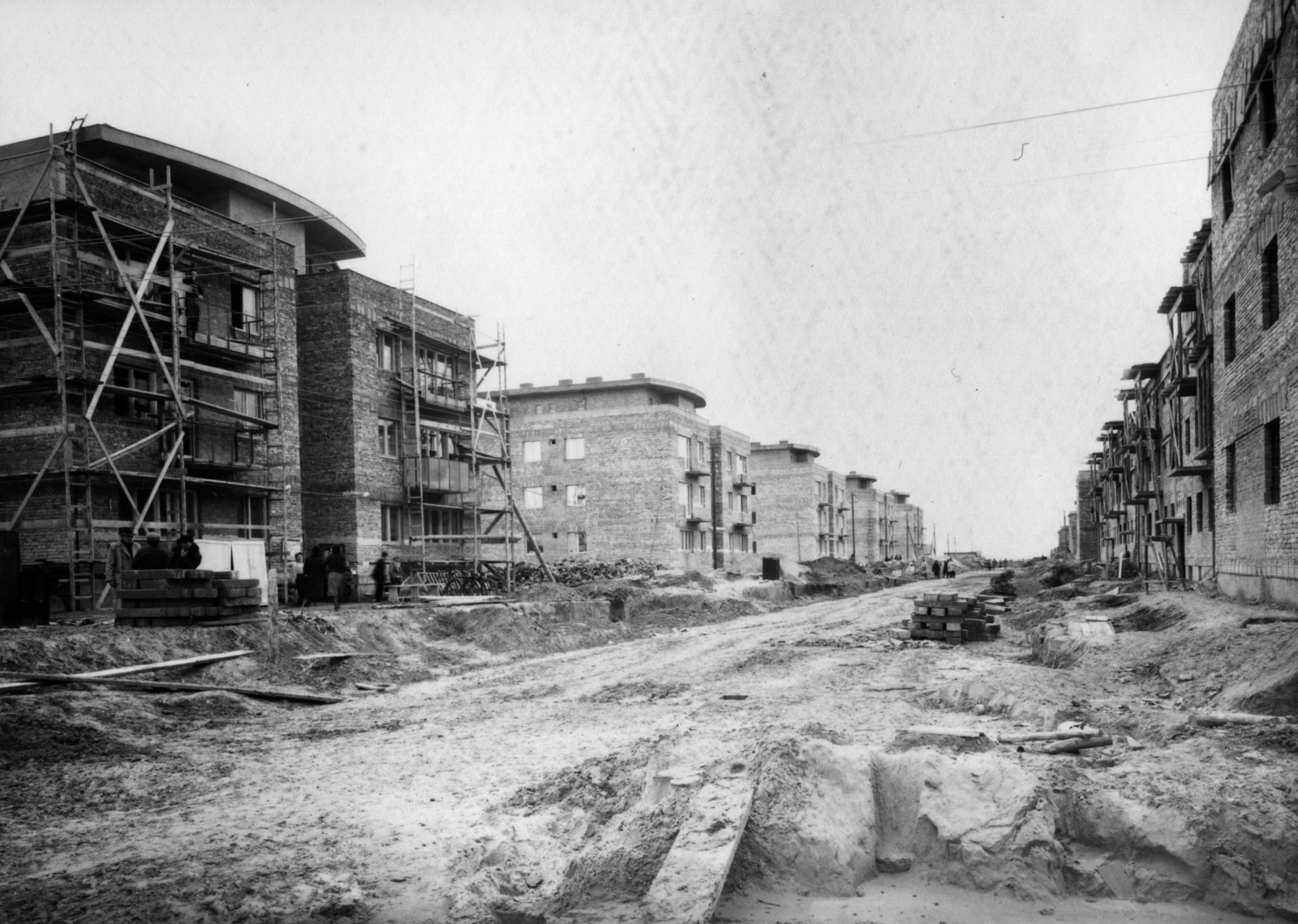 Hungary, Dunaújváros, (Dunapentele), Május 1. utca., 1950, Bauer Sándor, construction, scaffolding, house, József Schall-design, Fortepan #126937