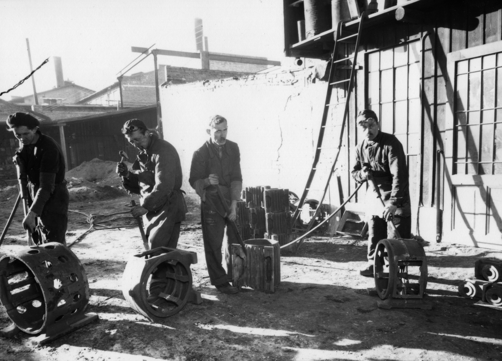 1951, Bauer Sándor, worker, casting cleaning, ladder, Fortepan #126940
