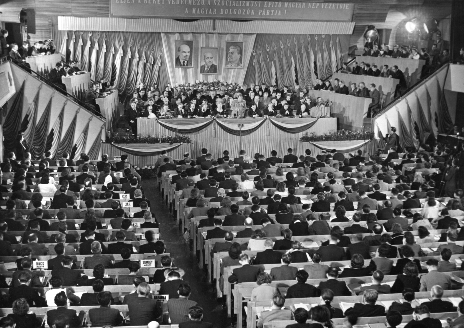 Hungary, Budapest VI., Városligeti (Gorkij) fasor, Építők Rózsa Ferenc Művelődési Háza, nagyterem. A Magyar Dolgozók Pártja II. Kongresszusa, Farkas Mihály a megnyitó beszédét tartja., 1951, Bauer Sándor, Budapest, political decoration, congress, Fortepan #126949