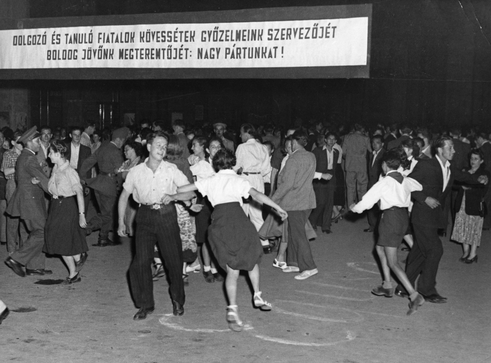 Hungary, Budapest, utcabál 1950. június 18-án a Dolgozó Ifjúság Szövetsége (DISZ) alakuló kongresszusa alkalmával., 1950, Bauer Sándor, dance, festive, political decoration, Fortepan #126956