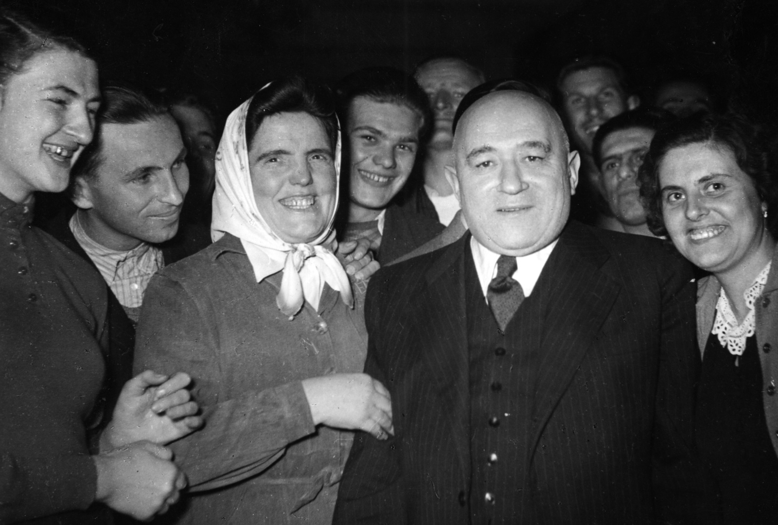 Hungary, Budapest VI., Dózsa György út 84, MÉMOSZ székház. Rákosi Mátyás a Magyar Dolgozók Párja (MDP) II. kongresszusa idején küldöttek körében., 1951, Bauer Sándor, Budapest, politician, smile, celebrity, tableau, worker, working woman, half-smile, Fortepan #126962