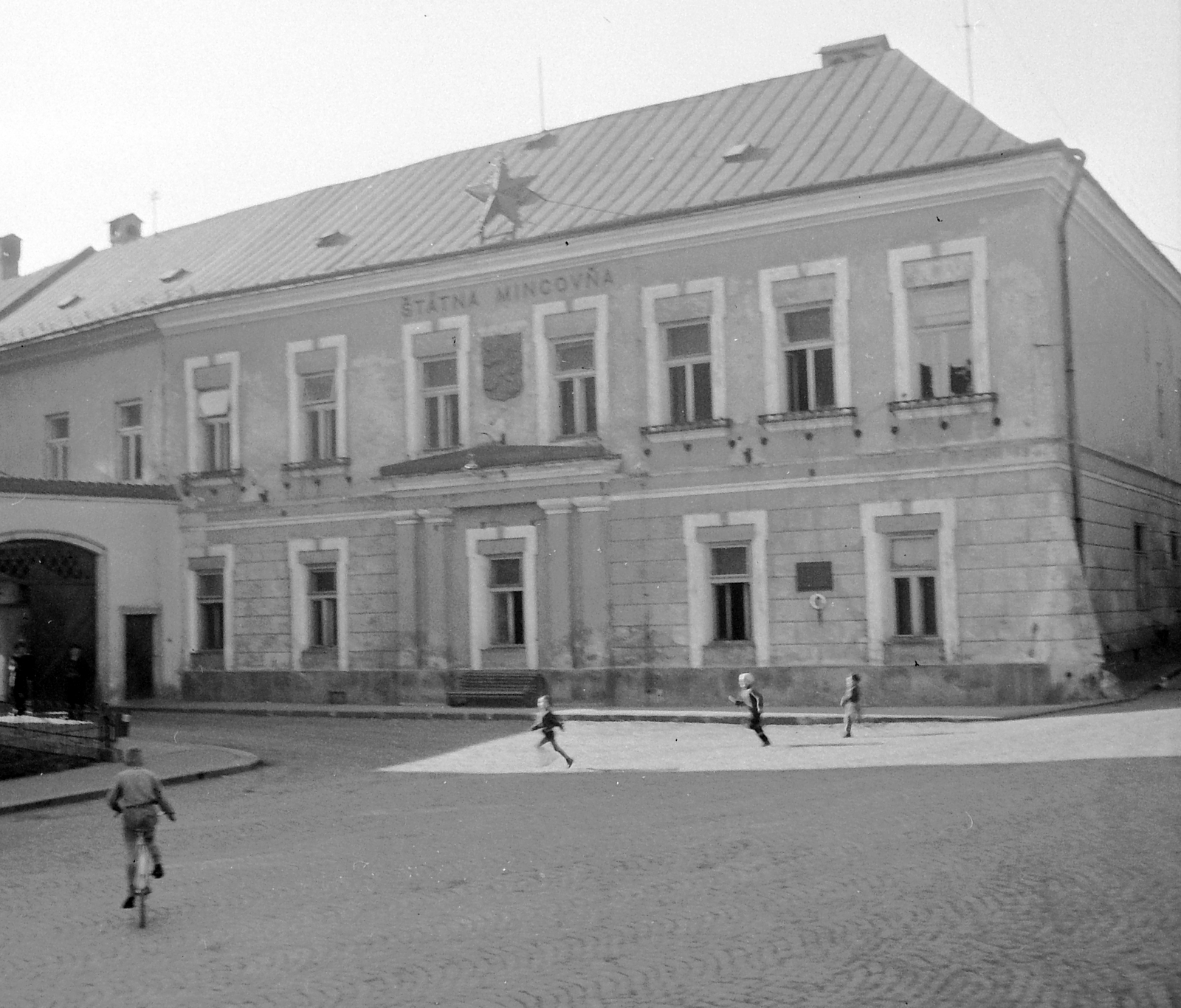 Slovakia, Kremnica, pénzverde., 1961, Gyöngyi, Czechoslovakia, bicycle, street view, kids, Red Star, memorial plaque, national emblem, Fortepan #12697