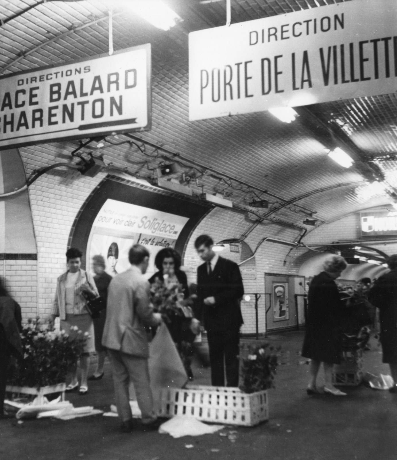 France, Paris, a metró egyik állomása., 1967, Bauer Sándor, subway, subway station, florist, Fortepan #126972
