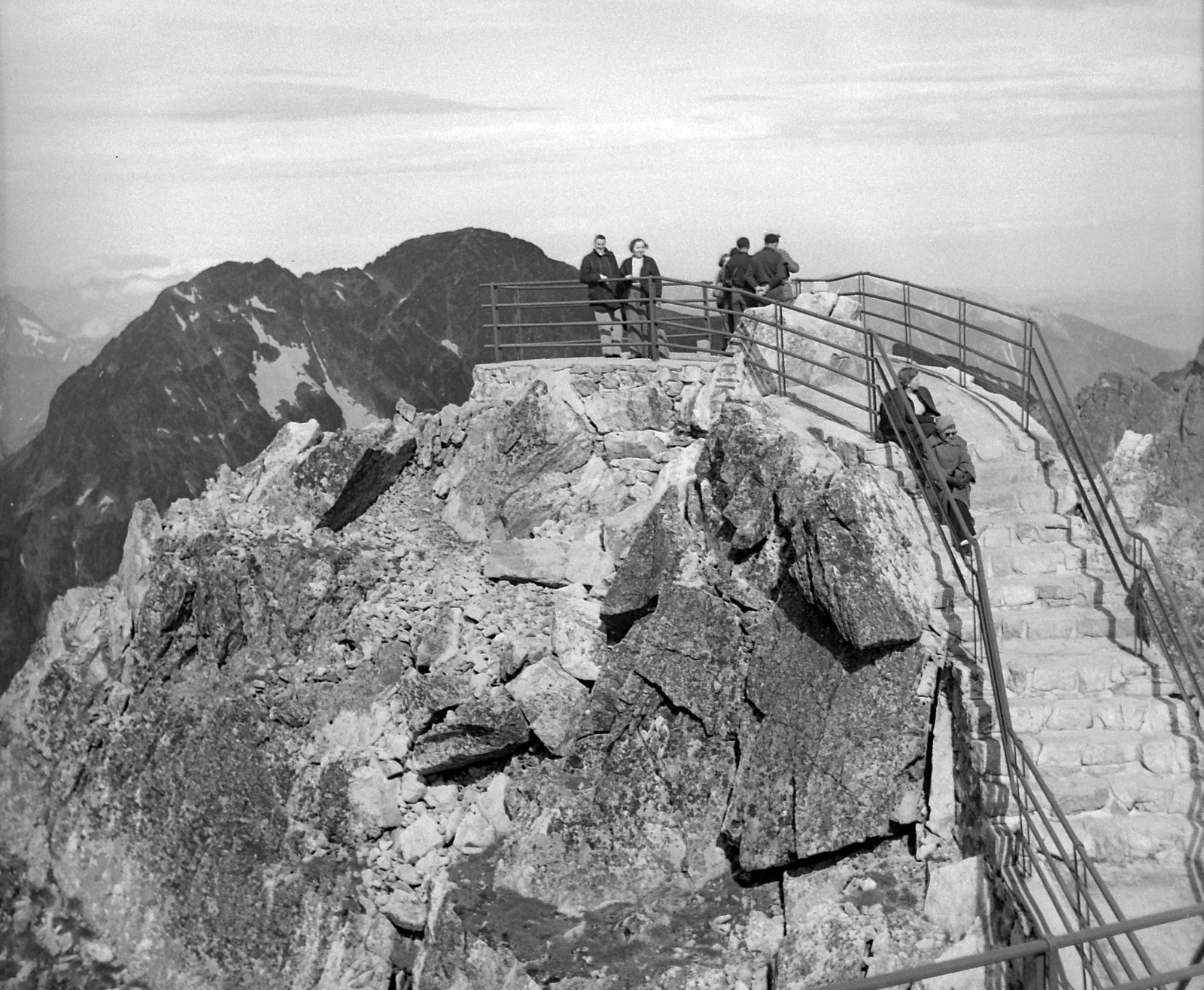 Slovakia,High Tatras, Lomnica peak, 1956, Gyöngyi, Czechoslovakia, railing, rock, Tatra Mountains, sitting on stairs, Fortepan #12699