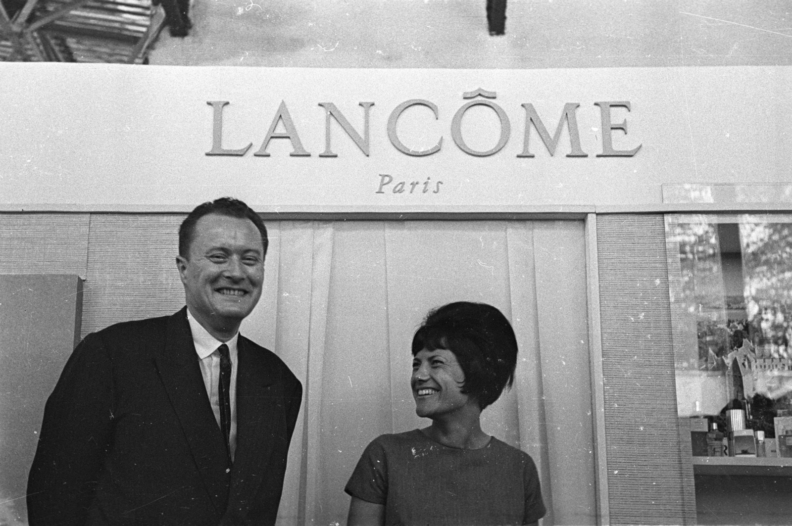 Magyarország, Városliget,Budapesti Ipari Vásár, Budapest XIV., 1962, Bauer Sándor, Budapest, mosoly, férfi, nő, francia felirat, Fortepan #126991