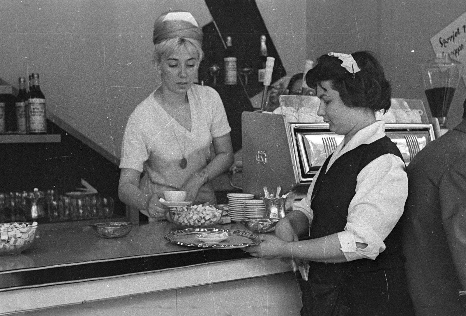 Hungary, Budapest XIV., a XIII. kerületi Vendéglátóipari Vállalat pezsgő poharazója., 1963, Bauer Sándor, espresso, waiter, Casino coffee machine, Budapest, Fortepan #126993