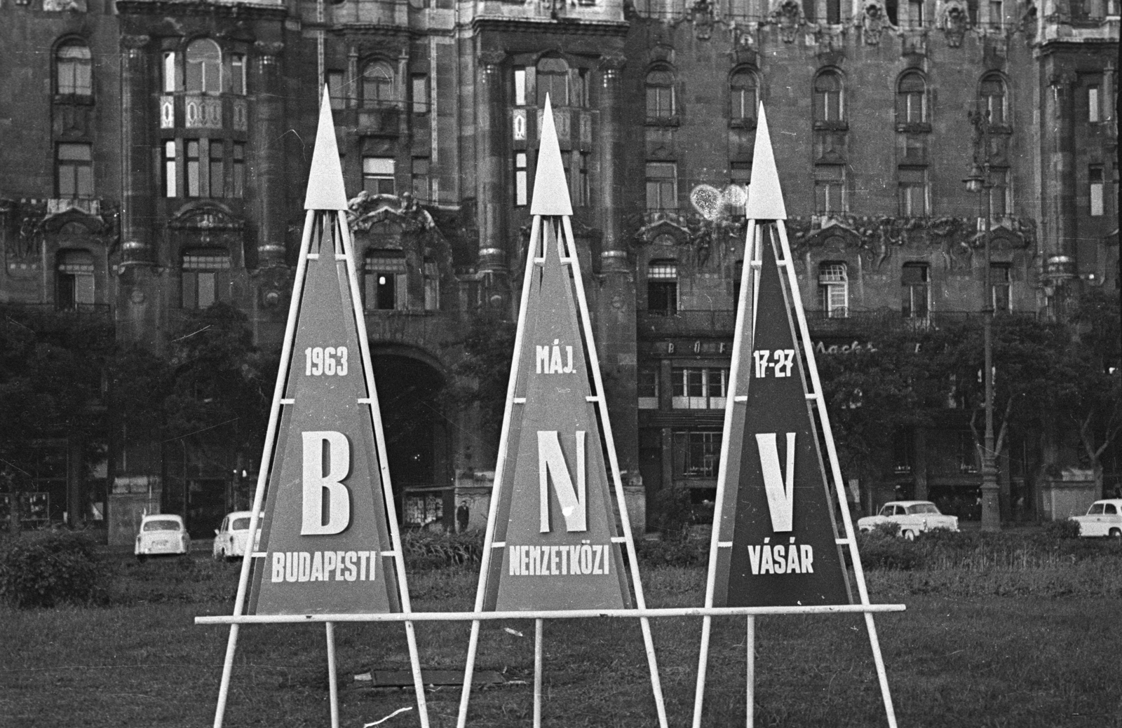 Hungary, Budapest V., Széchenyi István (Roosevelt) tér, háttérben a Gresham palota., 1963, Bauer Sándor, Budapest, Fortepan #126995