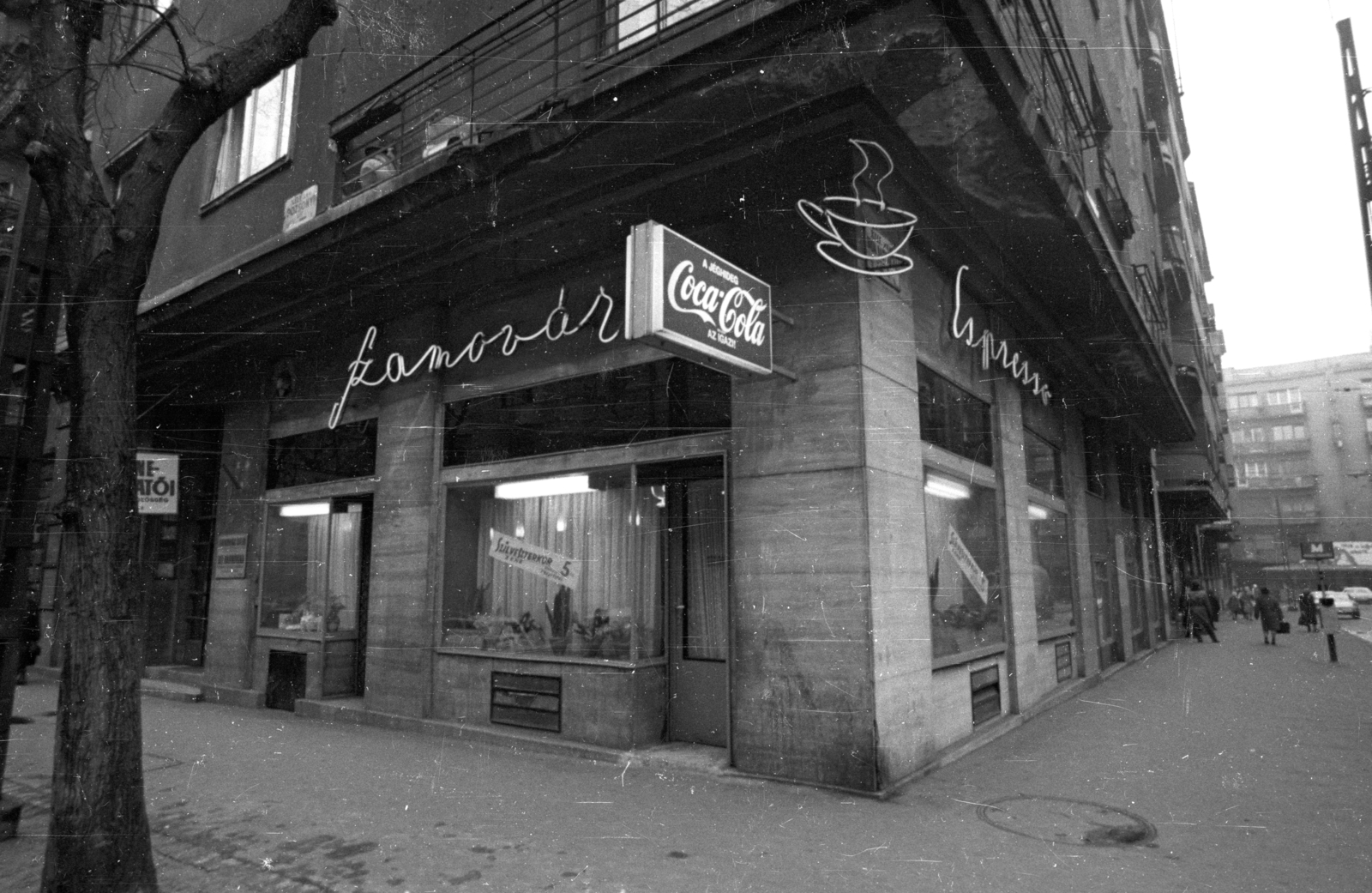 Magyarország, Budapest XIII., Pozsonyi út 3., Szamovár eszpresszó. Jobbra a Budai Nagy Antal utca., 1971, Bauer Sándor, neon felirat, Budapest, Coca-Cola, Fortepan #127005