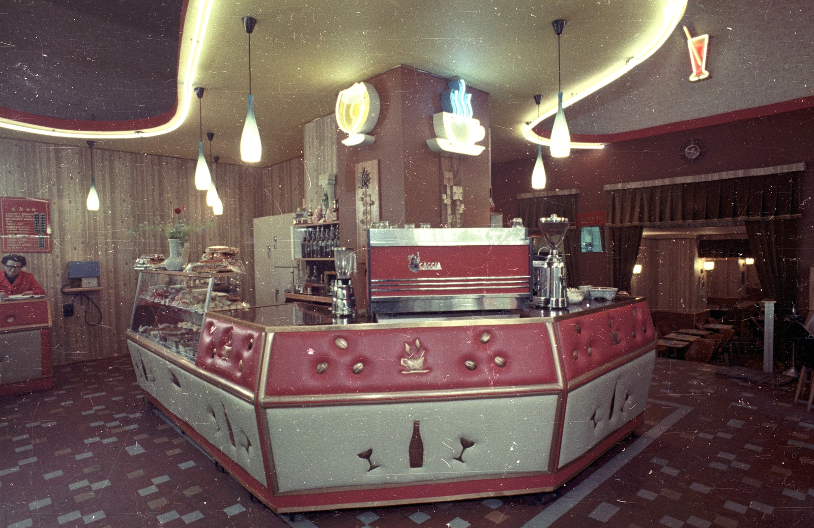 Magyarország, Budapest XIII., Pozsonyi út 3., Szamovár eszpresszó., 1971, Bauer Sándor, színes, eszpresszó, neonreklám, olasz gyártmány, kávégép, Budapest, Fortepan #127006