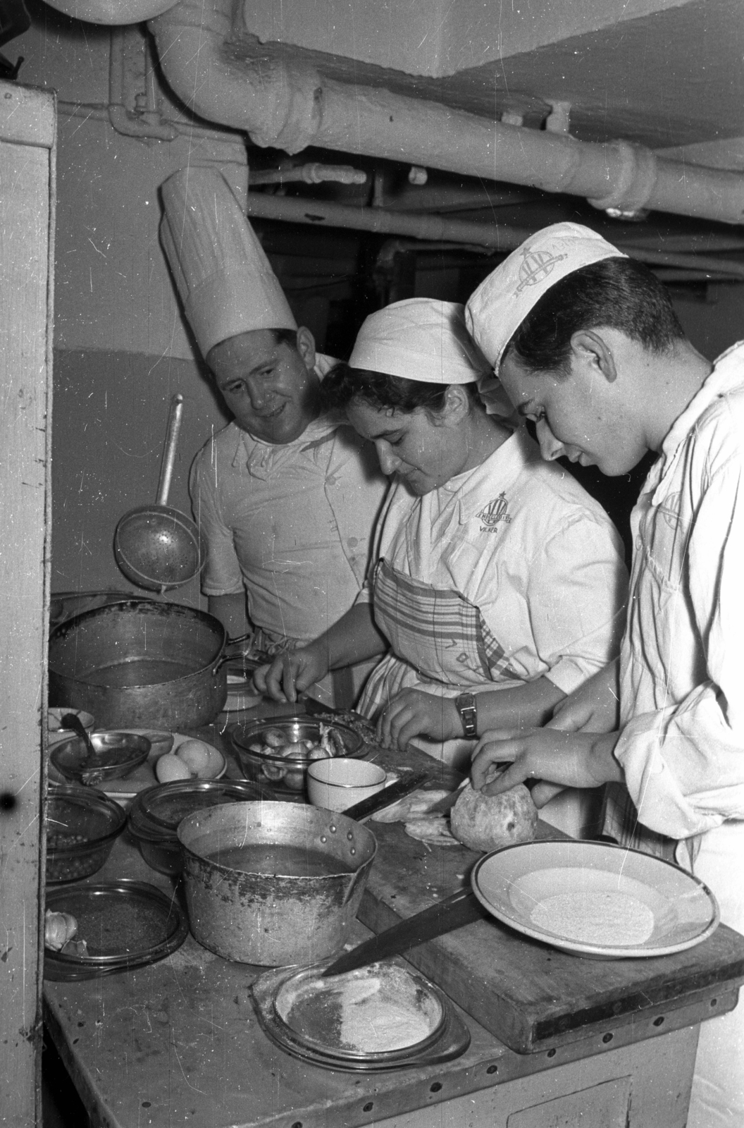 Magyarország, Budapest V., Kossuth Lajos utca 19., az Astoria szálló konyhája, balra Bálint Sándor konyhafőnök., 1959, Bauer Sándor, Budapest, szakács, főzés, edény, Fortepan #127014