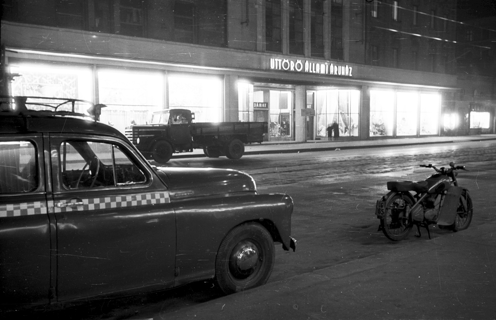 Hungary, Budapest V., Kossuth Lajos utca 9., Úttörő Áruház., 1959, Bauer Sándor, motorcycle, taxicab, neon sign, Budapest, night, Fortepan #127019