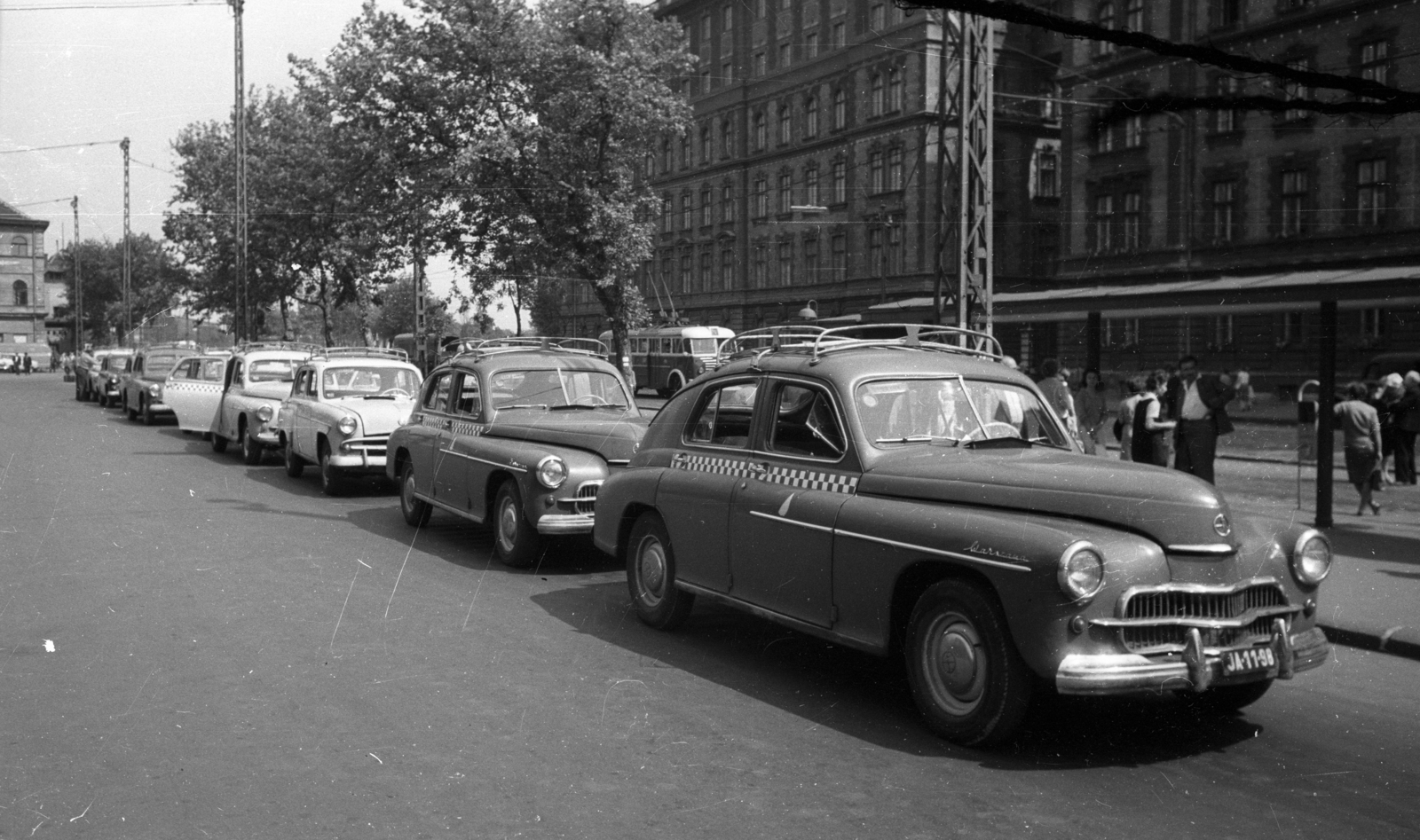 Hungary, Budapest VIII., Kerepesi út, taxiállomás a Keleti pályaudvar érkezési oldalánál. Szemben a MÁV irodaházak., 1966, Bauer Sándor, taxicab, taxicab stand, FSO-brand, Budapest, Fortepan #127043