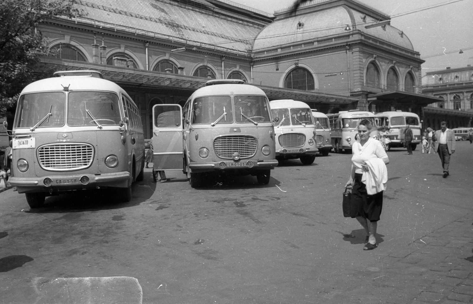 Hungary, Budapest VIII., Kerepesi út, a Keleti pályaudvar érkezési oldala., 1966, Bauer Sándor, bus, Skoda-brand, Budapest, Fortepan #127044