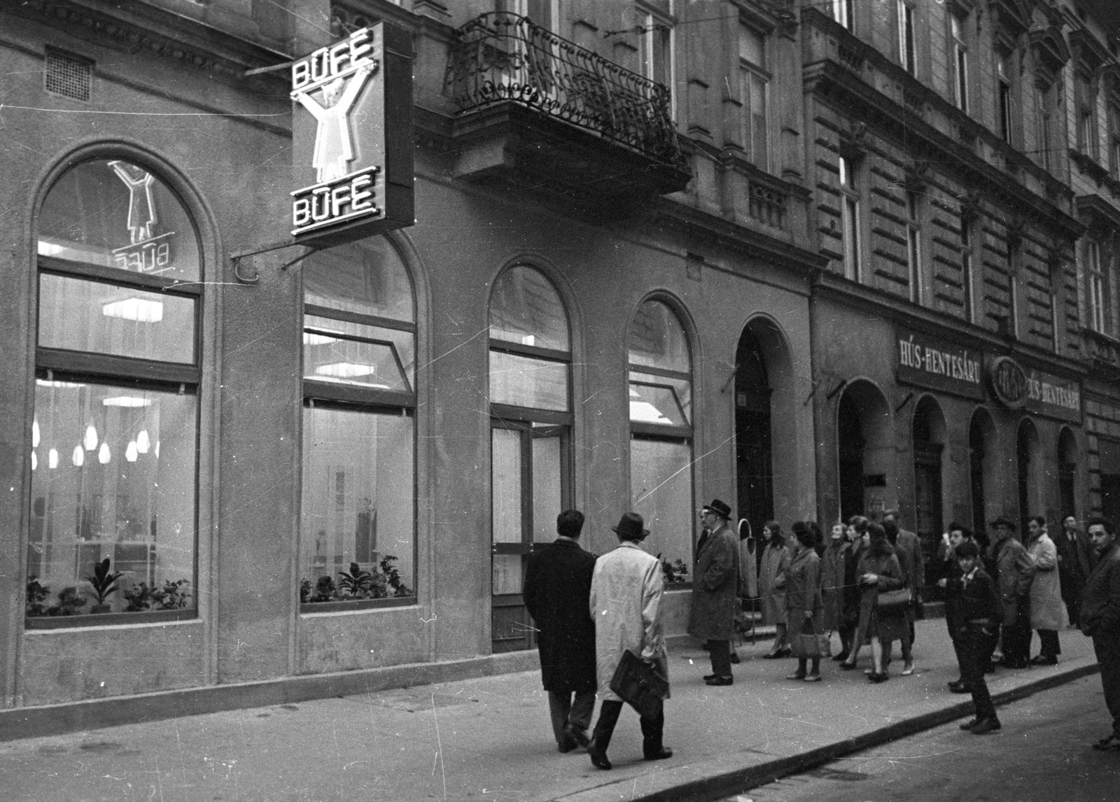 Hungary, Budapest VI., Nagymező utca 30. és 32. számú ház., 1965, Bauer Sándor, neon lights, Budapest, Fortepan #127051