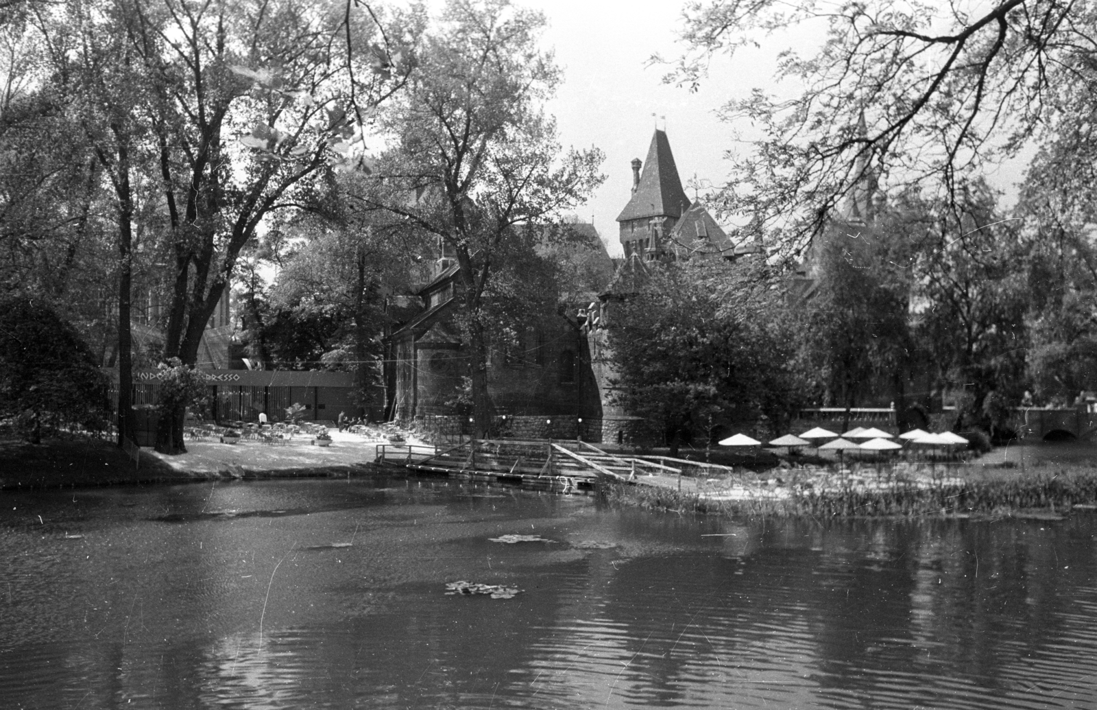 Hungary, Budapest XIV., Városligeti-tó, Vajdahunyad vára. A kis szigeten az Indonézia pavilonjában üzemelő eszpresszó vendégeit szolgálják ki., 1964, Bauer Sándor, Budapest, Fortepan #127058
