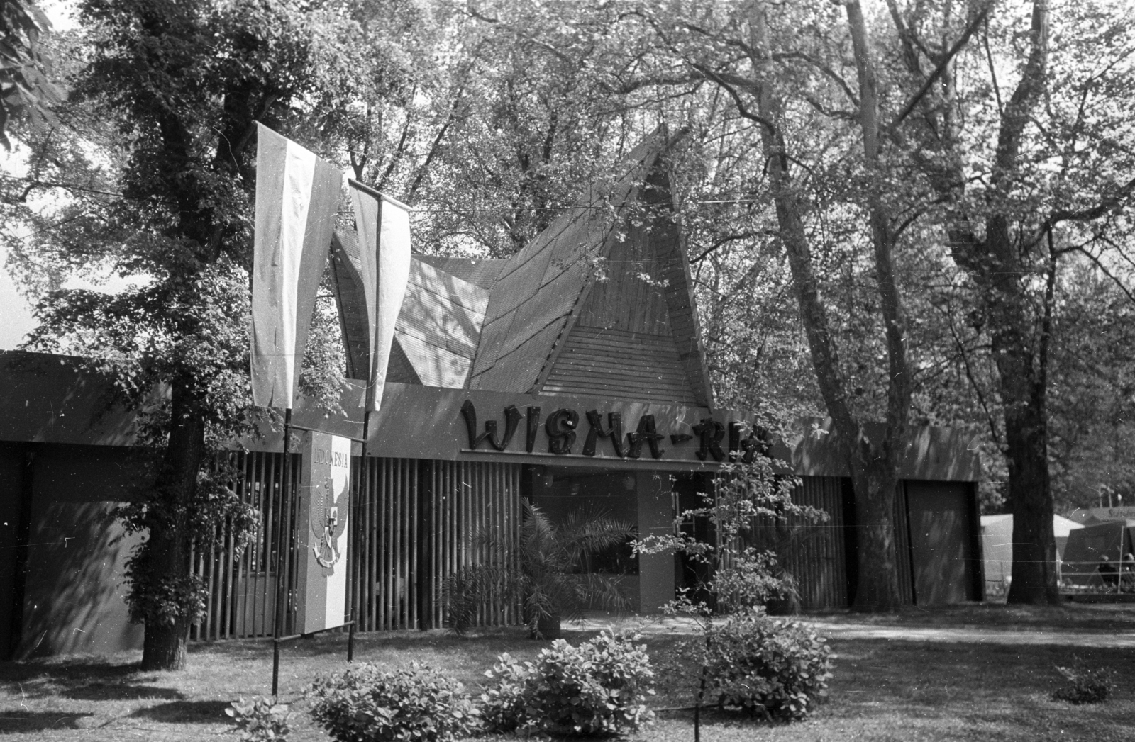 Hungary, Budapest XIV., Indonézia pavilonja, melynek a Visma Ria, magyarul Vidámság Háza nevet adták., 1964, Bauer Sándor, flag, Budapest, Fortepan #127059