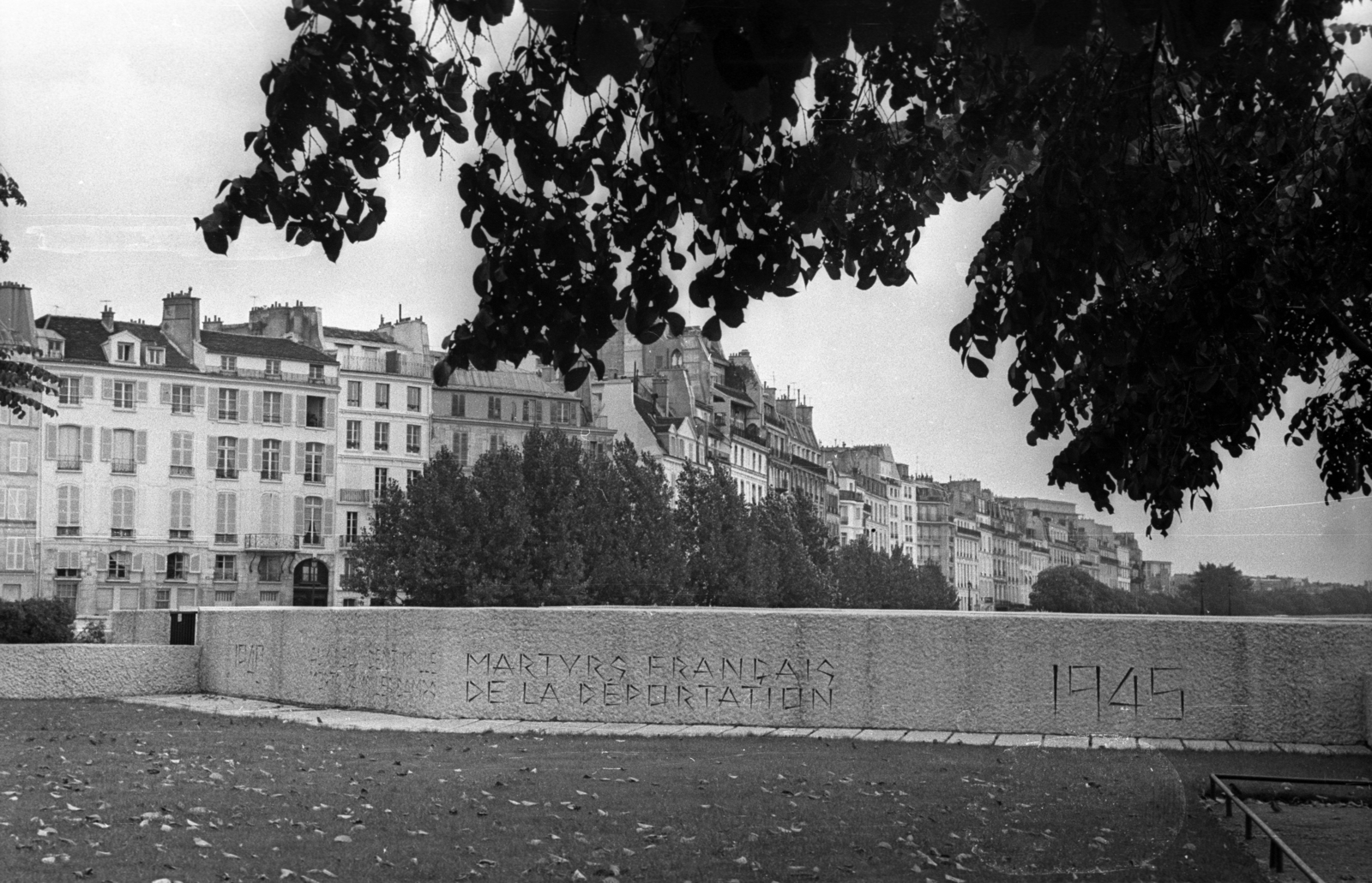 France, Paris, Cité-sziget, Square de l'Île-de-France, a deportálás áldozatainak emlékműve (Mémorial des Martyrs de la Déportation)., 1967, Bauer Sándor, holocaust, monument, Georges-Henri Pingusson-design, Fortepan #127065