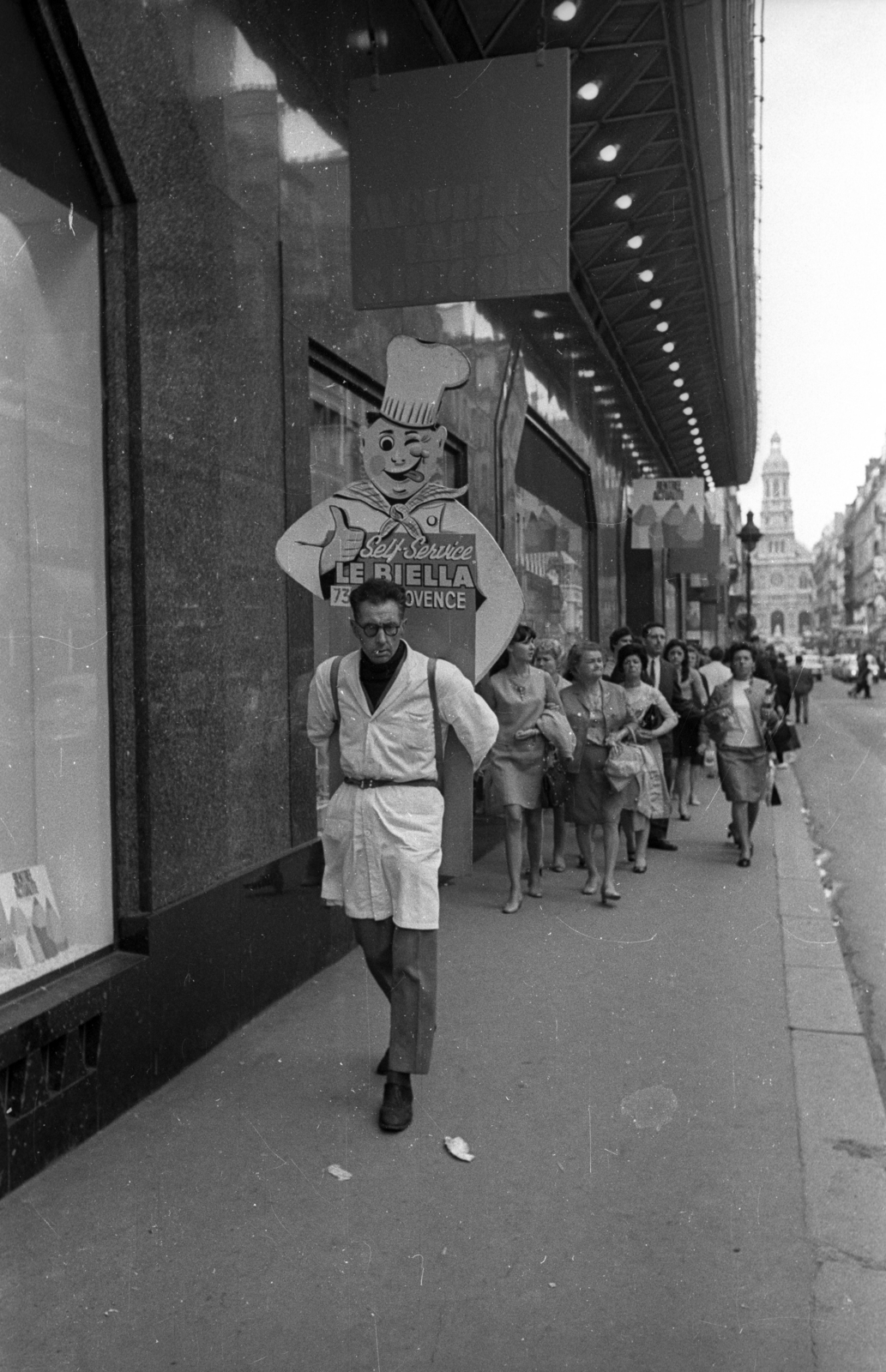 France, Paris, Rue de la Chaussée-d'Antin a Place d'Estienne d'Orves felé nézve, ott az Eglise de la Trinité. Balra a Galeries Lafayette Haussmann áruház., 1967, Bauer Sándor, ad, chef, Fortepan #127076