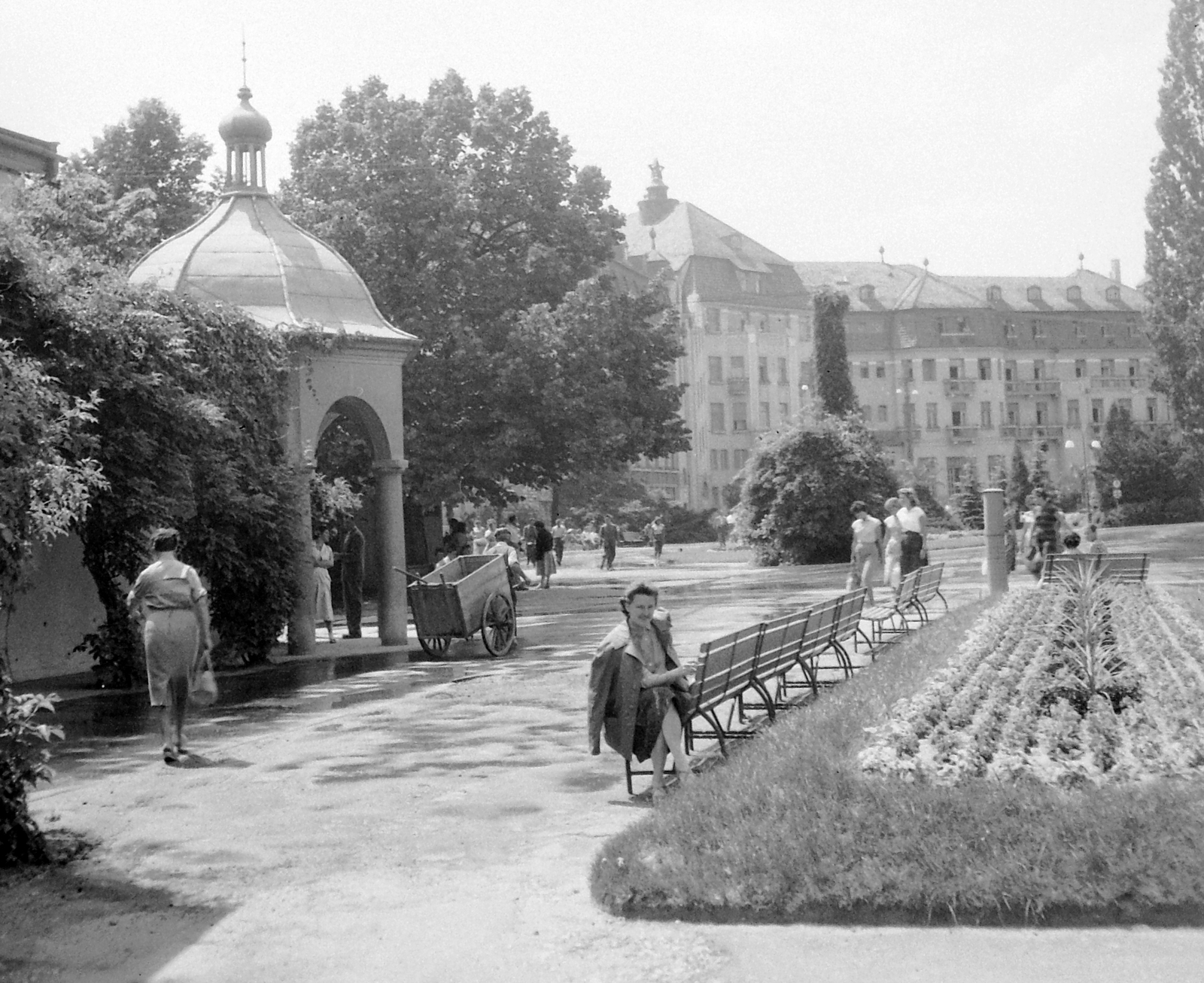 Slovakia, Piešťany, Napóleon-fürdő előtti park, háttérben a Thermia Palace szálló., 1958, Gyöngyi, Czechoslovakia, square, hotel, healing, bench, cart, Bath house, Ármin Hegedűs-design, Henrik Böhm-design, sitting reversely, Fortepan #12708