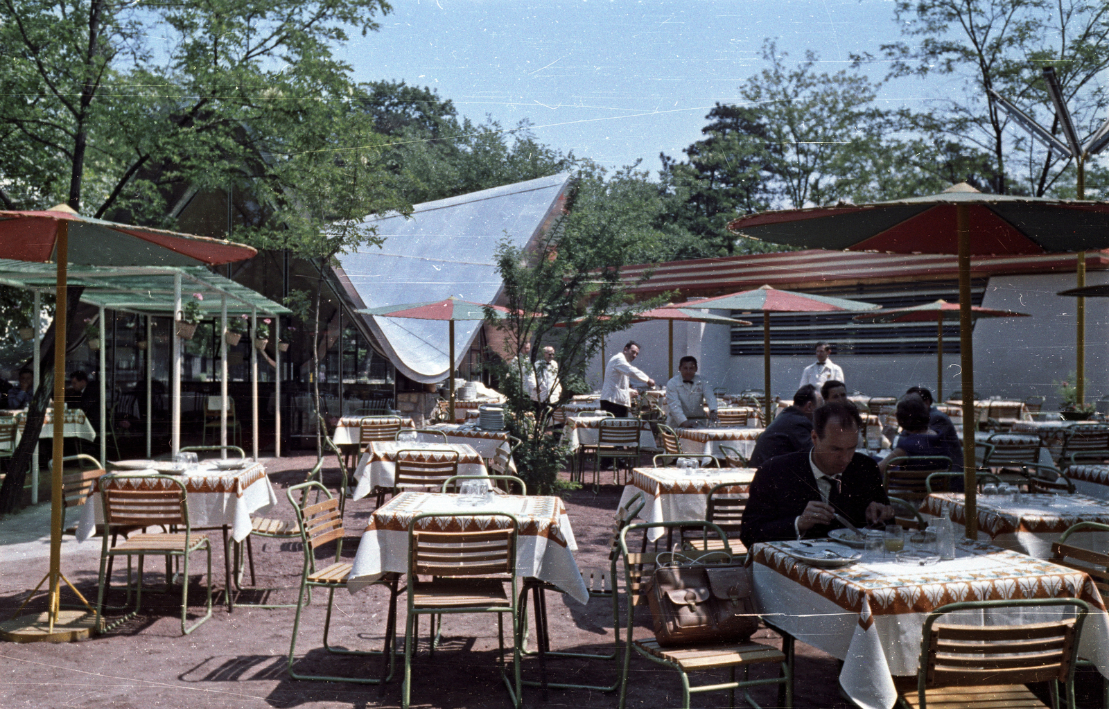 Hungary, Budapest XIV., kerthelyiség, a háttérben álló építmény eredetileg információs pavilon volt, később Lepke / Pántlika bisztró., 1963, Bauer Sándor, colorful, Budapest, Fortepan #127088